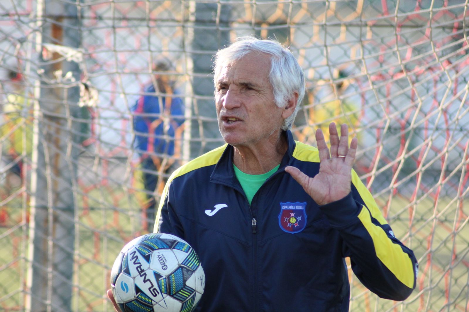 arcoleo Il calcio a Palermo e a Trapani, secondo Ignazio Arcoleo. La leggenda del calcio palermitano racconta le proprie sensazioni da nuovo club manager del Trapani (un ritorno per lui in granata dopo l’esperienza da allenatore) e dice la sua sulle possibilità del calcio siciliano di tornare ad emergere anche sul palcoscenico della serie A. LE PROBABILI FORMAZIONI DI PALERMO – MARINA DI RAGUSA Intervistato da Repubblica dice: “Non posso che essere felice di questa opportunità che la dirigenza del Trapani ha voluto offrirmi. Mi sento onorato e stimolato. Per me si tratta di un ruolo nuovo. I miei occhi saranno