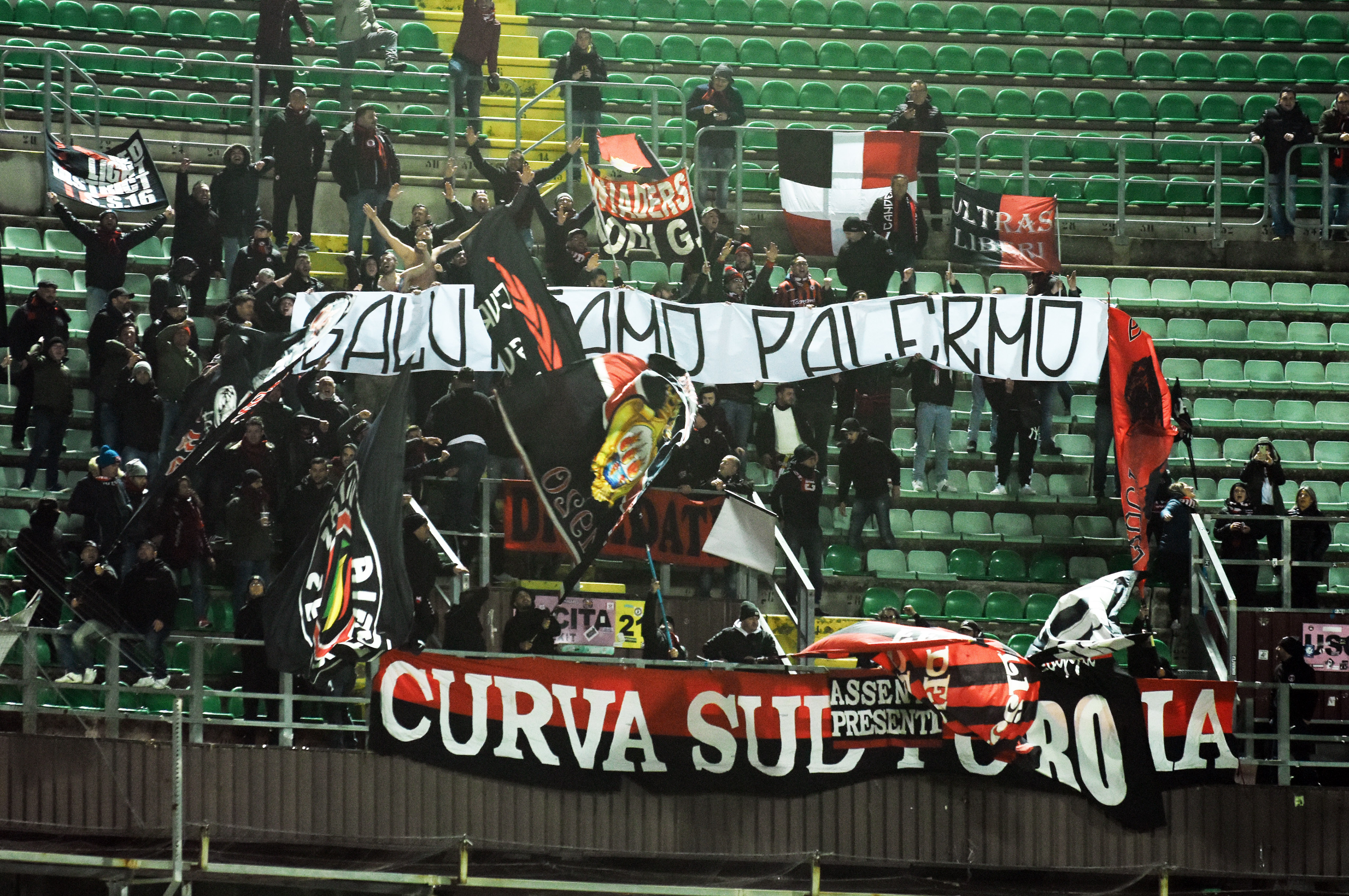Tifosi Palermo Foggia I tifosi tornano al Barbera (nuovo record stagionale), ma Palermo – Foggia, nonostante la sconfitta, è stata anche l’occasione per rinsaldare il gemellaggio pluri-decennale tra la tifoseria pugliese e quella rosanero, presente in Curva Nord con lo striscione “Perché il Palermo è la squadra che amiamo”. LE PAGELLE DI PALERMO – FOGGIA A metà del primo tempo, viene esposto dalla tifoseria ospite lo striscione “Salutiamo Palermo”, accolto prontamente dagli applausi del pubblico palermitano presente al Barbera. BIGLIETTI PALERMO – FOGGIA: OLTRE 13 MILA AL BARBERA Quello dei tifosi pugliesi non è stato però l’unico momento da segnalare sugli spalti: oltre