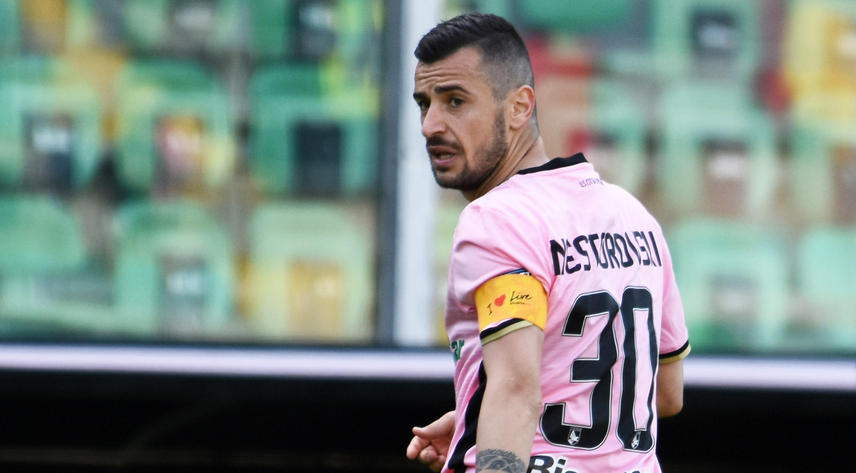Nestorovski Palermo Pescara “Cercasi Ilja Nestorovski”. Il capitano del Palermo sta attraversando uno dei momenti più difficili della sua esperienza in Sicilia. I gol sono pochi e sia i tifosi che la società si aspettavano un apporto maggiore da parte del numero 30. La crisi del bomber sta influenzando i risultati della squadra, che senza i suoi guizzi fa fatica a vincere determinate partite. ZAMPARINI, TEDINO E QUELLE FRASI FUORI LUOGO L’aspetto fisico. Nestorovski sta giocando la sua seconda stagione in Italia. Durante questo campionato, nelle prime tredici partite ha segnato dieci gol; nelle ultime quattordici, invece, solo tre volte ha insaccato la