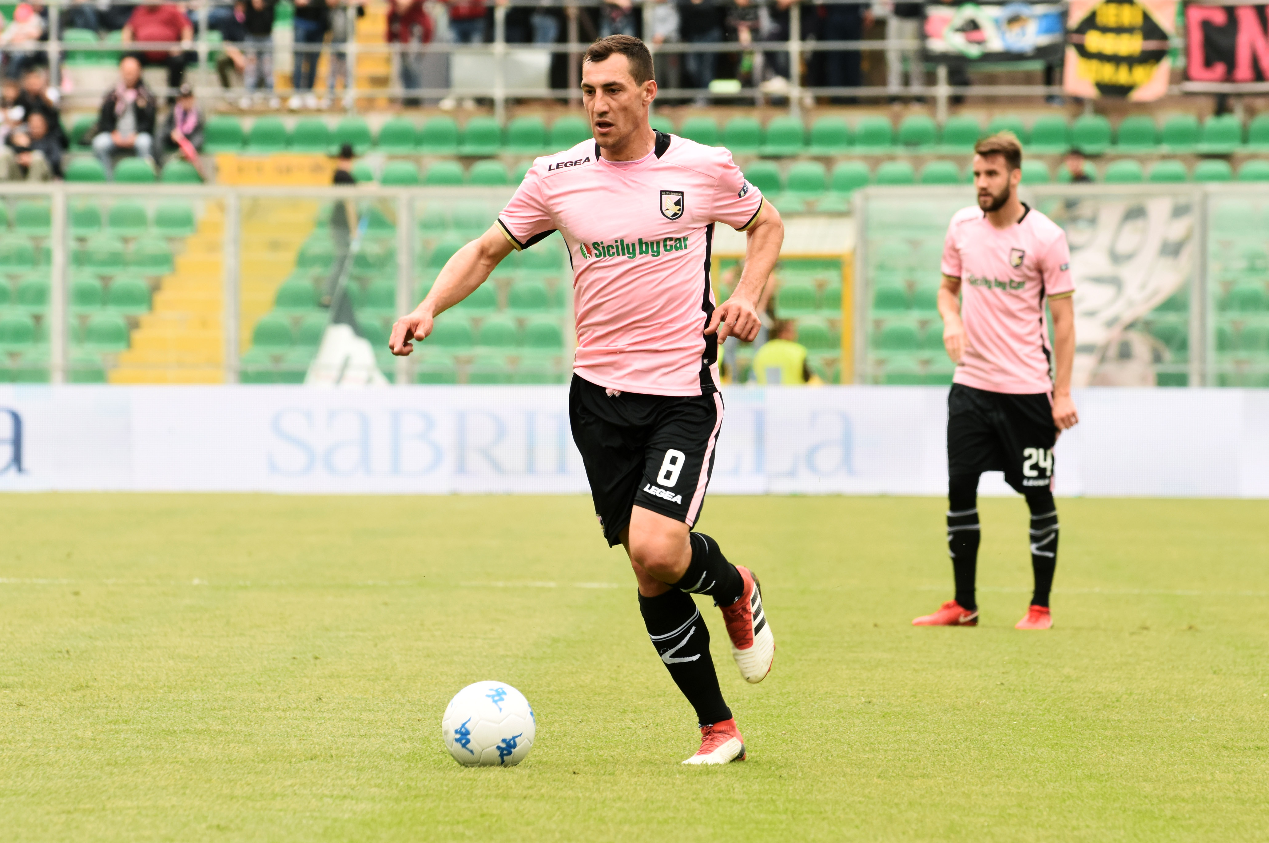 Jajalo Palermo – Cremonese “Il Palermo sale piano”. Questo il titolo scelto dal Corriere dello Sport per la cronaca ed il commento di Palermo – Cremonese: un 1-1 (il secondo pari interno consecutivo) che pesa su una squadra in affanno, ma che nonostante tutto mantiene il secondo posto in classifica che le garantirebbe la promozione in A. LE PAGELLE IRONICHE DI AMENTA E FERRARA L’analisi di Vannini è però hiara: “I rosanero hanno smarrito alcune delle caratteristiche che li avevano condotti alla vetta, a cominciare dalla capacità di difendersi tenendo l’avversario lontano dalla porta. La squadra nella mezzora finale non è riuscita a contenere