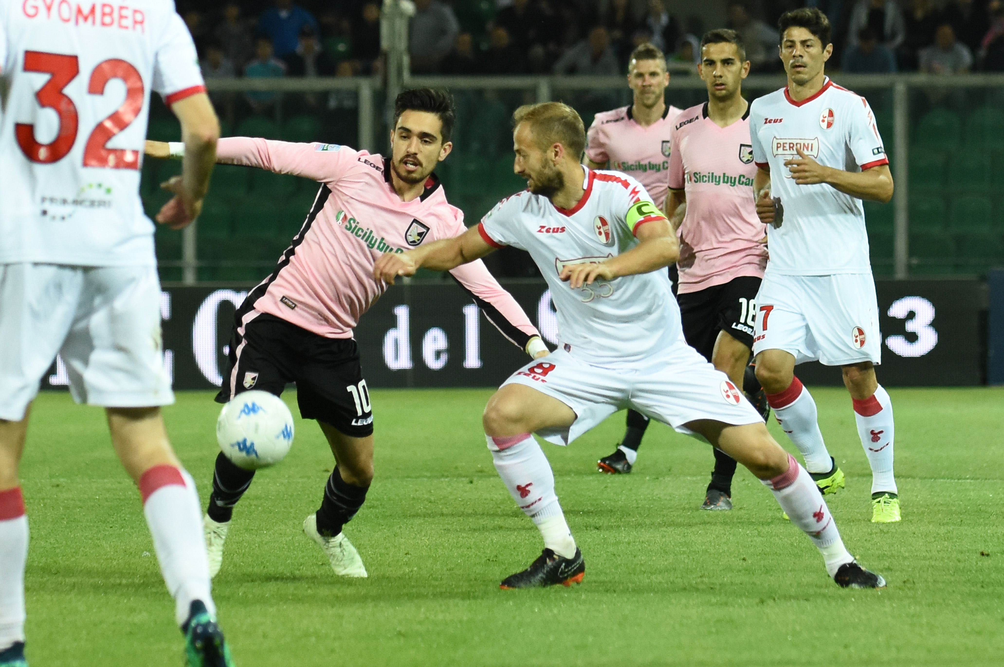coronado Palermo Bari Quanti rimpianti per il primo Palermo di Stellone. Contro il Bari (che termina in nove in un finale molto nervoso) i rosanero cambiano più volte modulo, sembrano poter vincere la partita con il gol di La Gumina, ma poi nel finale subiscono la rete del pari con Nené. Un pari che potrebbe non servire a nessuna delle due in ottica classifica, ma che lascia l’amaro in bocca soprattutto al Palermo, che perde anche Struna per infortunio nella serata del nuovo record stagionale di pubblico. LE PAGELLE ALTRO INFORTUNIO: STRUNA KO! Primo tempo molto tattico e Palermo propositivo ma a tratti