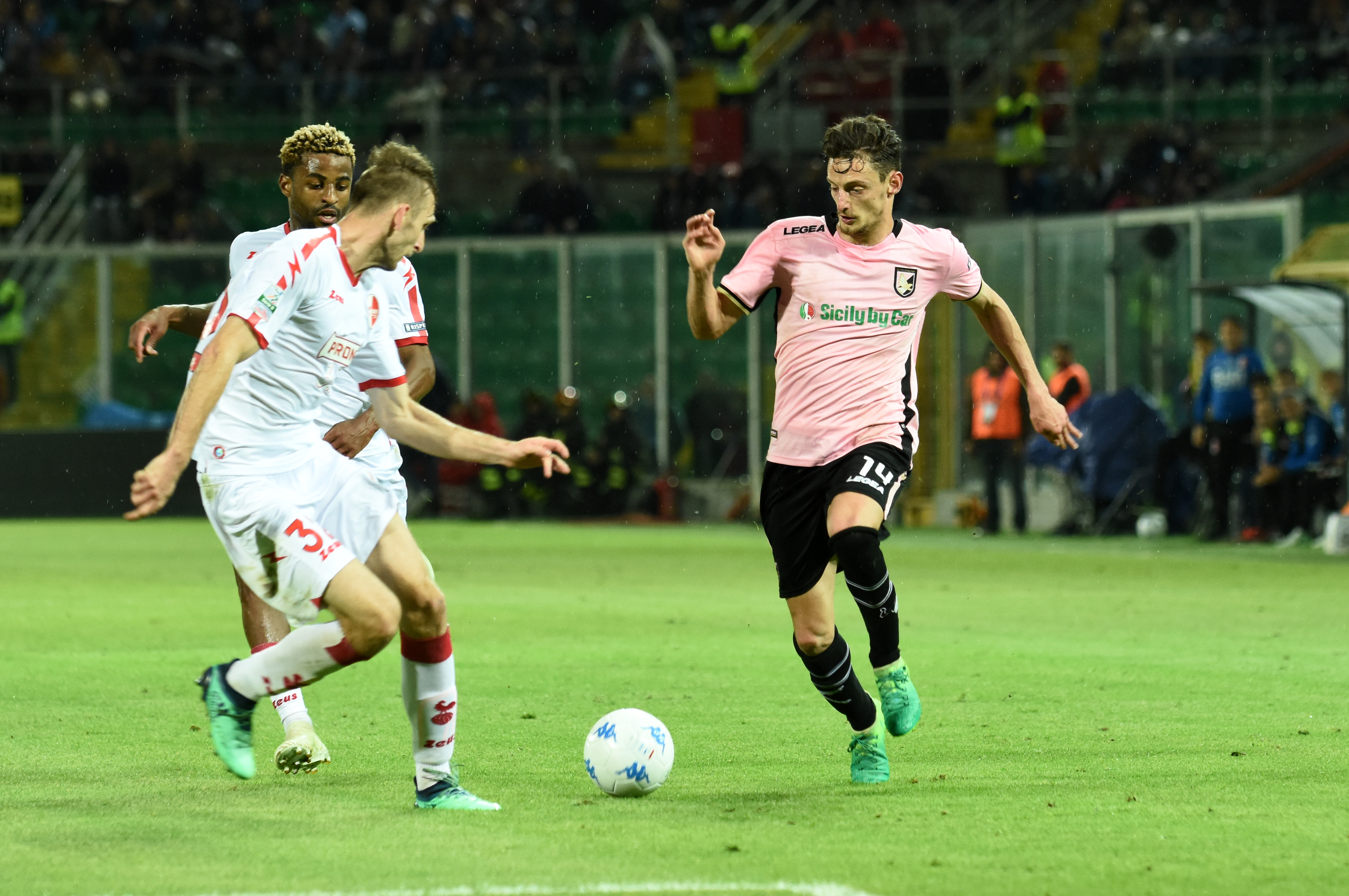 rolando Palermo Bari Gabriele Rolando sbarca in Serie C. L’ex rosanero dopo aver chiuso la scorsa stagione al Carpi, continuerà la propria carriera in terza serie, dove ha raggiunto l’accordo con la Reggina. Come riportato da Gianluca di Marzio, il club calabrese ha raggiunto l’accordo con la Sampdoria (proprietaria del cartellino) per il trasferimento a titolo definitivo: intesa con il giocatore sulla base di un contratto triennale. LEGGI ANCHE IL PALERMO SBARCA SUI SOCIAL: ECCO I PROFILI UFFICIALI PALERMO, ECCO L’AVVERSARIO NELL’AMICHEVOLE DEL 22 AGOSTO RITIRO PALERMO, GIORNO 5: L’ALLENAMENTO MATTUTINO ATTENDERE, PREGO: IL PALERMO DA LEI SOGNATO NON É AL MOMENTO GIUDICABILE