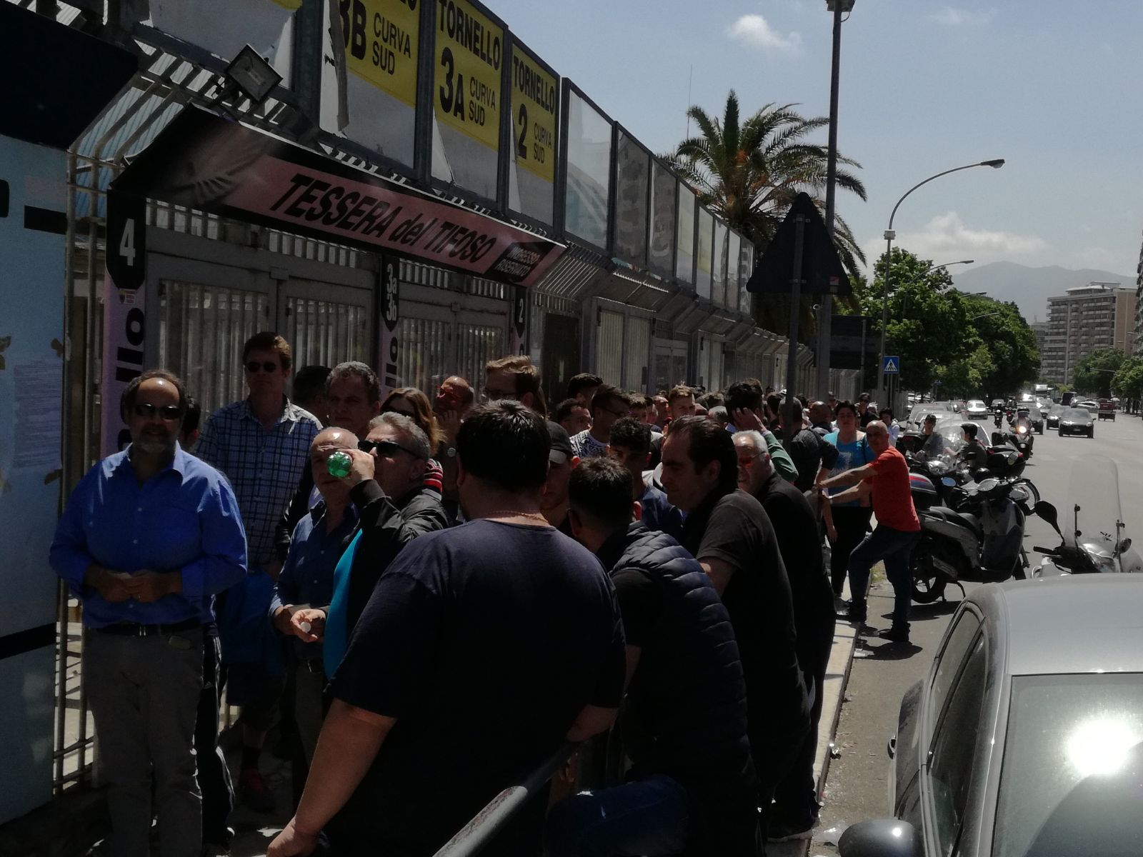 whatsapp-image-2018-04-30-at-12-04-07-1 É già “effetto Stellone”. C’è grande curiosità tra i tifosi rosanero per la prima del nuovo tecnico del Palermo e contro il Bari, il Barbera tornerà ad essere un po’ pieno. Complice il ponte del 1 maggio, si sono formate lunghe file in mattinata per acquistare i biglietti e il dato di affluenza sarà in rialzo rispetto alle ultime uscite. STELLONE VA DI FRETTA E AGGIUSTA… IL TIRO La prevendita procede a buon ritmo (come sempre accade nelle ore precedenti alla partita) e il dato definitivo potrebbe assestarsi intorno alle 13.500 presenze. Il record stagionale potrebbe rimanere dunque a Palermo