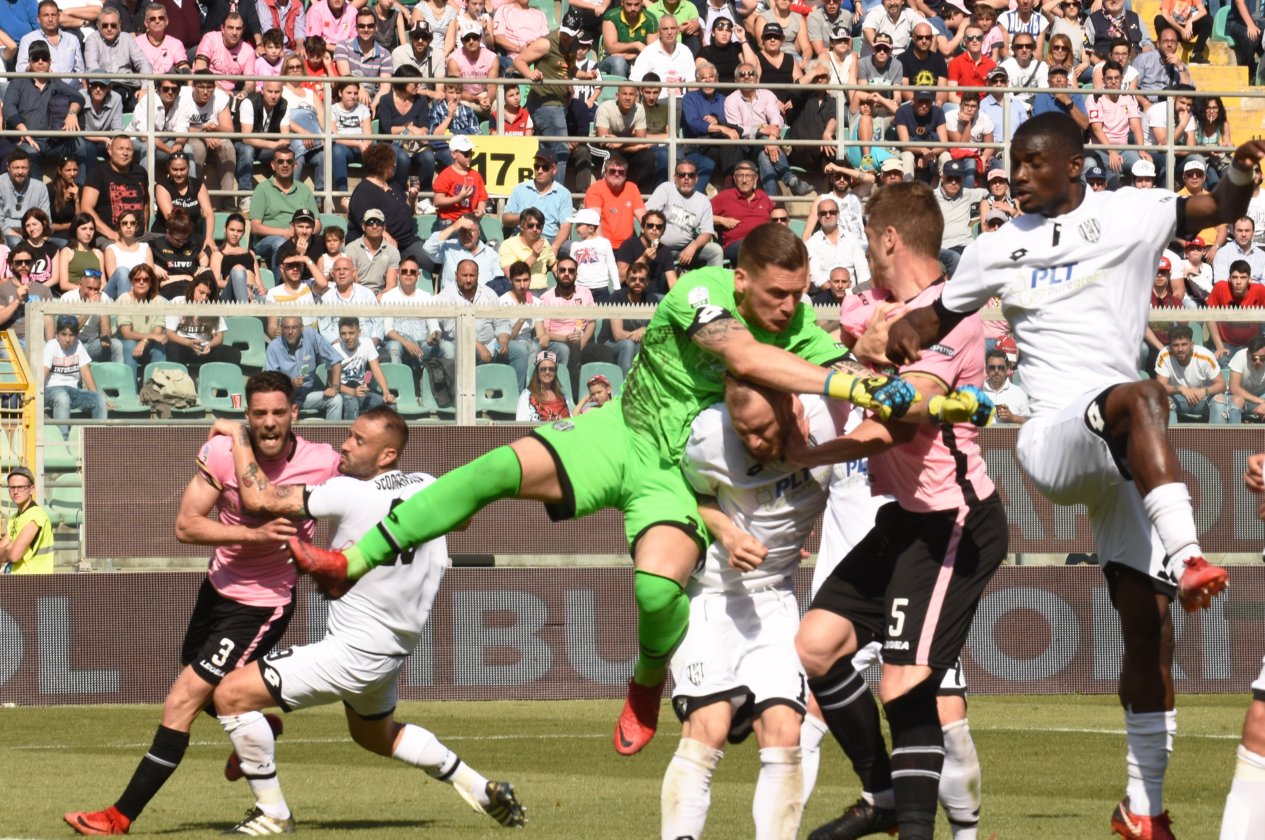 Fulignati Palermo cesena Se la promozione diventa di colpo un miraggio. Il Palermo in un Barbera gremito non va oltre lo 0-0 con il Cesena di Rino Foschi e sciupa la propria grande occasione per centrare la serie A entro la fine della regular season. Il momento chiave della gara è il rigore sbagliato da Coronado nel primo tempo, che di fatto lascia a Parma e Frosinone il ruolo di duellante per il secondo posato in classifica. GLI HIGHLIGHTS DEL MATCH LE PAGELLE DI GUIDO MONASTRA LA CRONACA DEL MATCH ZAMPARINI: “CERTI FISCHI MI HANNO FATTO MALE”