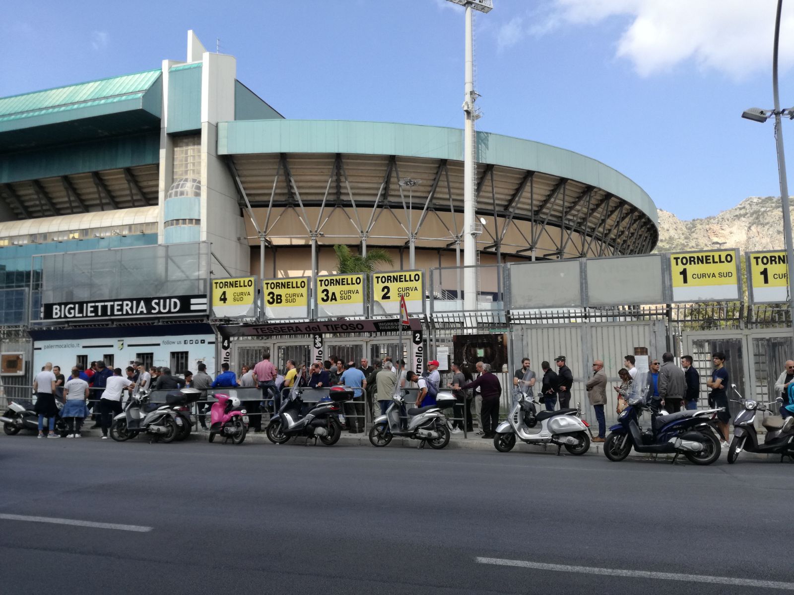 palermo-cesena-4 Entusiasmo alle stelle per Palermo – Cesena. I rosanero giocheranno l’ultima partita casalinga della regular season sabato alle 15.00 al Barbera e i tifosi stanno rispondendo presente nella speranza di contribuire alla vittoria (necessaria) sui romagnoli e di ricevere notizie positive da Chiavari dove il Frosinone – che ha un punto in più – affronterà l’Entella. Per salire al secondo posto prima dell’ultima giornata il Palermo deve conquistare tre punti e sperare che il Frosinone non vada oltre il pari. LE PROBABILI FORMAZIONI DI PALERMO – CESENA Già nei giorni scorsi sono stati tantissimi i biglietti venduti e il dato continuerà