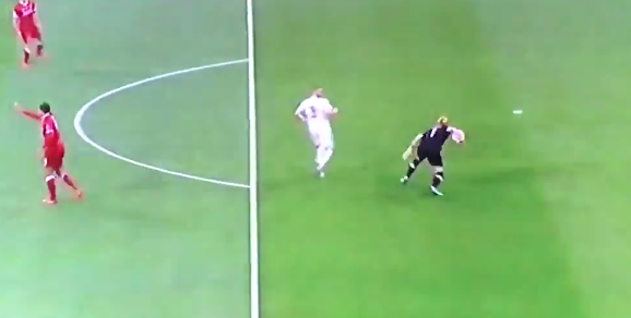 schermata-2018-05-26-alle-22-08-08 Due papere che difficilmente dimenticheremo. Prima Benzema segna il gol del vantaggio nella finale di Champions League, poi Bale chiude i conti, ma entrambi devono deve ringraziare il portiere del Liverpool Karius che commette due errori a dir poco clamorosi. CRISTIANO RONALDO: “É STATO BELLO STARE NEL REAL” Al sesto minuto della ripresa, Karius blocca con le mani al limite dell’area un pallone lanciato lungo dal Real: Benzema pressa e Karius incredibilmente rinvia il pallone con le mani colpendo in pieno i piedi del francese. Il pallone rotola lentamente in rete, il portiere accenna una protesta ma (ovviamente) è tutto