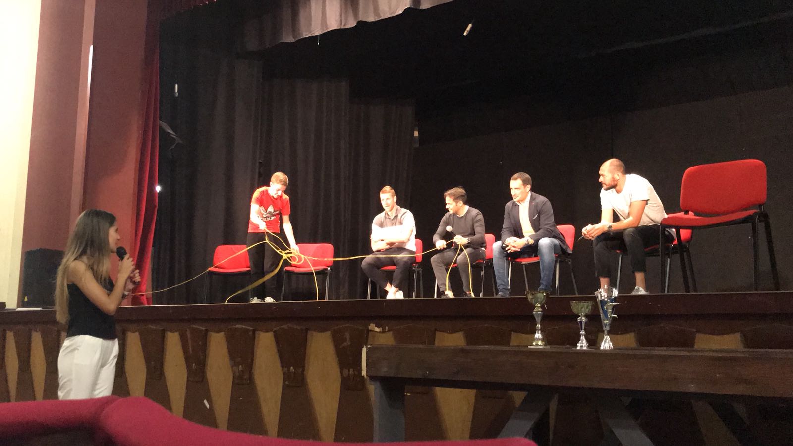db1 Operazione simpatia per il Palermo, che oggi ha mandato alcuni suoi rappresentanti all’istituto Don Bosco Ranchibile per parlare ai ragazzi liceali in occasione della “Giornata dello Studente”. Il tema era “il valore dello sport e la sua influenza sulla crescita dei ragazzi” ma è stata l’occasione per parlare ai tanti studenti – tifosi della squadra del Palermo e delle sue rinnovate speranze di puntare alla serie A dopo il successo di Terni e la concomitante sconfitta del Parma a Cesena. ZAMPARINI: “RISARCITI… DALLA FORTUNA” Sul palco della sala teatro della scuola di via Libertà c’erano il portiere Alberto Pomini, il difensore