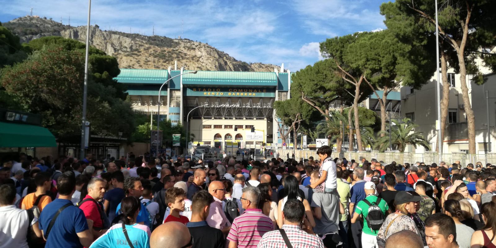 Barbera stadio palermo Frosinone Palermo – Frosinone è stata una partita magica. Lo stadio pieno, la rimonta e le mille emozioni. Ancora la promozione non è conquistata ma la serata di mercoledì 13 giugno non verrà dimenticata facilmente (anche grazie a queste splendide foto). LEGGI ANCHE: LE PAGELLE IRONICHE DI AMENTA E FERRARA GLI HIGHLIGHTS DI PALERMO – FROSINONE GAZZETTA – “EFFETTO STELLONE” LE PAGELLE DI GUIDO MONASTRA LE PAGELLE DEI QUOTIDIANI SPORTIVI