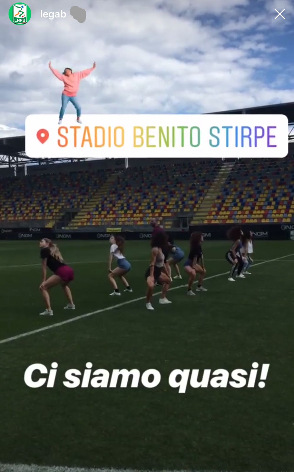 whatsapp-image-2018-06-16-at-18-06-20 Un trofeo per la vincitrice dei playoff. La Lega B tramite una stories sul proprio profilo Instagram ufficiale, ha mostrato il trofeo per la vincitrice dei playoff che otterrà la promozione in serie A. Si tratta di un piatto d’argento in stile “Meisterschale”, il trofeo assegnato per lo scudetto in Bundesliga. PASTORE CARICA IL PALERMO / FOTO In una successiva stories, la Lega B mostra anche le prove delle ballerine che, così come all’andata, stasera animeranno il “Benito Stirpe” nel pre-partita. É tutto pronto per il gran finale. LEGGI ANCHE: VAI PALERMO, PRENDITI LA SERIE A