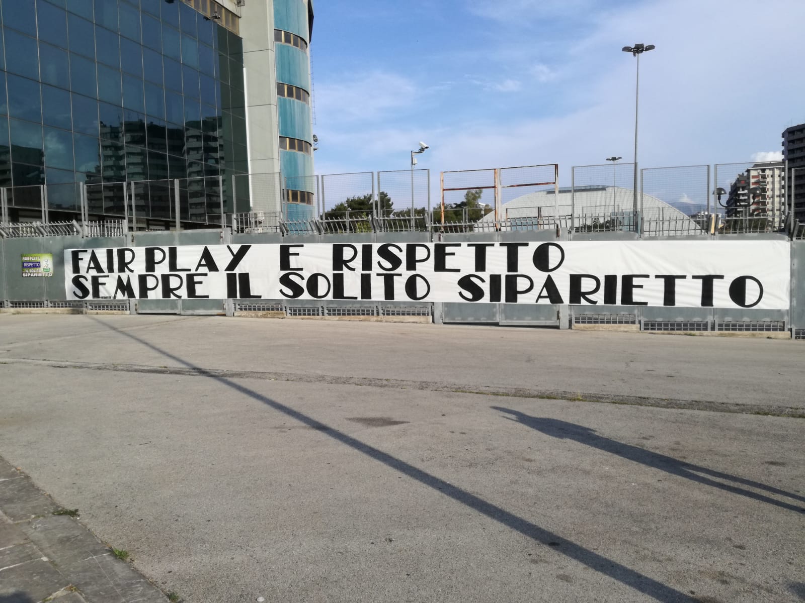 whatsapp-image-2018-06-19-at-18-22-22 I tifosi rosanero non ci stanno. Davanti al “Renzo Barbera” è stato affisso uno striscione critico verso la Lega Serie B che utilizza la parola “RISPETTO” come slogan per la campagna istituzionale ufficiale. La notizia dell’omologazione del risultato si è sparsa e il popolo rosanero non nasconde l’indignazione. OMOLOGATO IL RISULTATO DI FROSINONE – PALERMO Sono un centinaio i tifosi che si sono ritrovati intorno alle 18.30 davanti al “Barbera” per fare sentire la propria voce. Tanti i cori di scherno verso la Lega di B e le istituzioni di giustizia sportiva ma c’è anche spazio per l’attaccamento ai colori