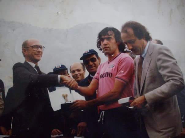 whatsapp-image-2018-08-02-at-15-22-251 Un maledetto schianto sull’Adriatica, nel tratto di strada che collega Rimini a Riccione, pose fine alla vita di Gianni De Rosa il 2 agosto di 10 anni fa. Morte prematura, a soli 51 anni, per uno degli attaccanti più amati e ricordati dai tifosi del Palermo. TEDINO, DUBBI DI FORMAZIONE IN VISTA DELLA COPPA De Rosa sbarcò a Palermo nel novembre del 1981, dopo uno scambio con il Como che vide Egidio Calloni compiere il percorso inverso. Il primo anno di De Rosa in Sicilia fu assolutamente straordinario: 19 gol segnati (che gli assicurarono il titolo di capocannoniere della squadra