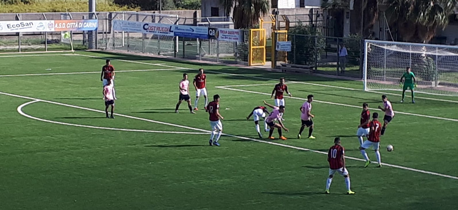palermo-milan-primavera Una vittoria sfuggita nel finale, ma Giuseppe Scurto (tecnico della Primavera del Palermo) è comunque soddisfatto della prestazione dei rosanero contro il Milan: “La squadra avrebbe meritato di vincere. Peccato non aver sfruttato le occasioni per allungare le distanze, ma siamo comunque soddisfatti”. PALERMO – MILAN 1-1: LA CRONACA Al sito ufficiale del Palermo afferma: “I ragazzi stanno facendo un qualcosa di miracoloso. Stiamo tenendo testa a squadre che spendono milioni di euro per strutturare le loro rose. Sappiamo che sarà difficilissimo questo campionato ma vogliamo provarci”. Soddisfatto anche il responsabile del settore giovanile Sandro Porchia, che al sito ufficiale