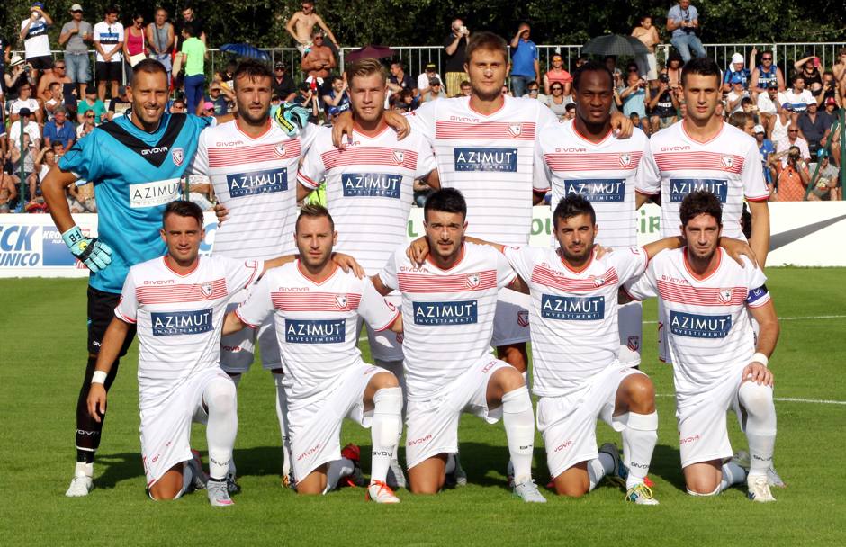 capa6 Il confronto fra Carpi e Palermo evoca il ricordo di una sfida infinita, nella stagione 2015/16, per ottenere la permanenza in serie A. I siciliani venivano dall’ottimo campionato precedente dove con Beppe Iachini in panchina avevano ottenuto un tranquilla salvezza, gli emiliani erano stati promossi per la prima volta nella massima serie, dopo aver dominato il campionato di B. Proprio ai rosanero è legato un momento storico per il club biancorosso, con la conquista – era la terza giornata – del primo punto in serie A grazie al 2-2 maturato a Palermo il 13 settembre 2015 con i gol di Hiljemark, l’autogol di