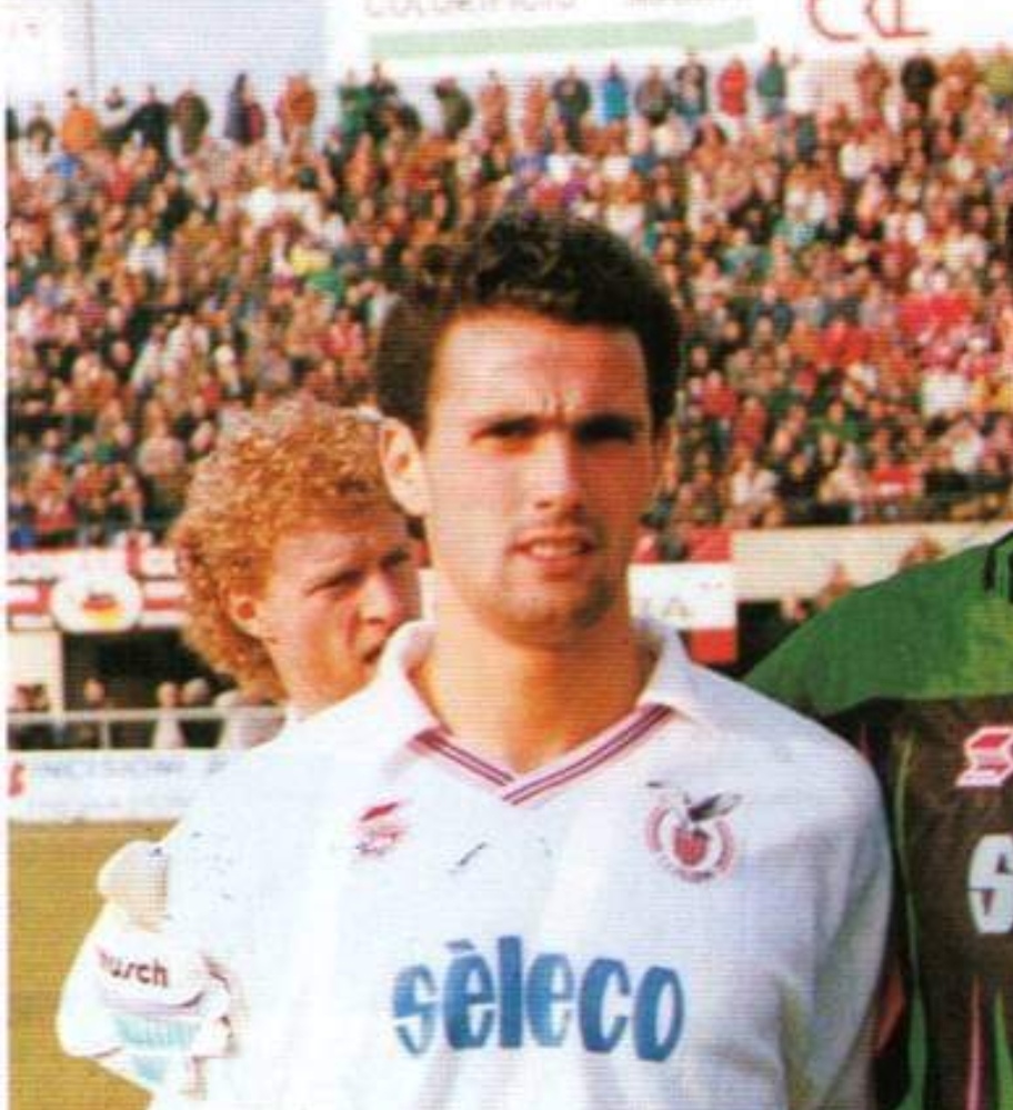 rizzolo-2 Antonio Rizzolo, 49 anni, è un doppio ex della gara di domenica sera tra Palermo e Pescara. In maglia rosanero ha giocato complessivamente tre stagioni, segnando 20 reti in 75 presenze (4 di coppa Italia). Una di quelle reti è legata proprio ad un confronto con il Pescara ed è rimasta nella storia perché avvenuta in maniera davvero curiosa. STELLONE, DOPO IL TURNOVER É IL MOMENTO DELLE SCELTE Era il 3 ottobre 1993, si giocava alla “Favorita”, i rosanero s’imposero sugli abruzzesi con il risultato di 3 a 2 grazie alla doppietta di Rizzolo e al gol di Gaetano De Rosa,