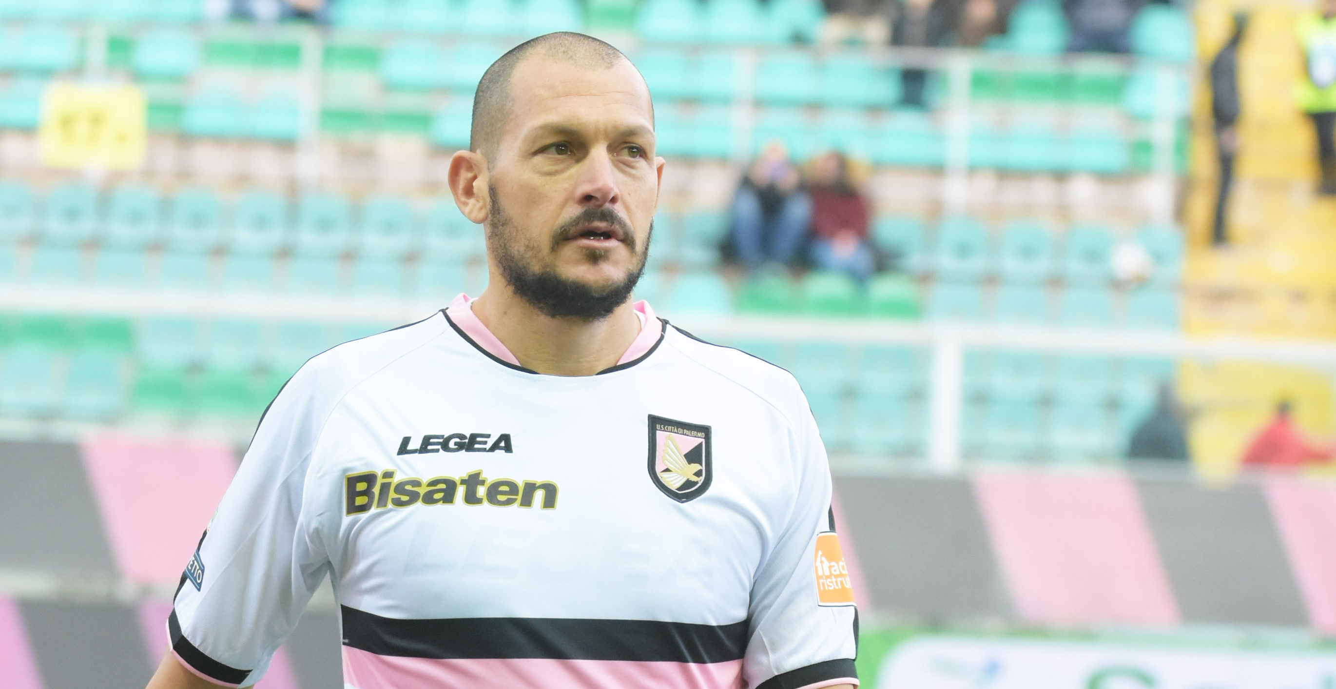 Pomini Festa di compleanno in casa Palermo. Il giorno della partita contro il Carpi coincide, infatti, con il compleanno di Alberto Pomini. Il portiere rosanero, che ha collezionato quattro presenze in questa stagione, compie 38 anni. Tanti auguri dalla redazione di Stadionews24. Gli auguri del Palermo calcio: Buon compleanno Alberto 🎂 pic.twitter.com/8Aq48tI3lu — US Città di Palermo (@palermocalcioit) 17 marzo 2019 LEGGI ANCHE: GAZZETTA – PALERMO, SE CI SEI BATTI UN COLPO REPUBBLICA – STELLONE DRIBBLA L’ODISSEA STIPENDI IN ESCLUSIVA IL RISULTATO DI PALERMO – CARPI PALERMO – CARPI: LE PROBABILI FORMAZIONI