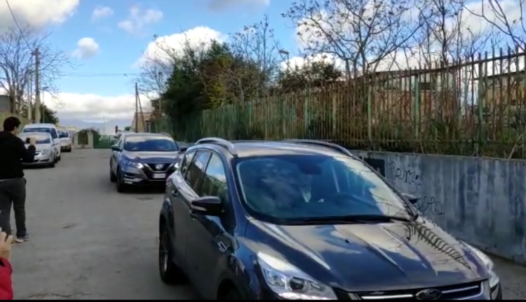 whatsapp-image-2018-12-04-at-12-23-35 L’amministratore delegato della Global Futures Sports&Entertainment, Clive Richardson, è arrivato in città insieme a Maurizio Zamparini, ex patron rosanero, Maurizio Belli, advisor di Financial Innovations che ha fatto da tramite nell’operazione e David Platt, ex calciatore e allenatore che farà parte dei membri che si occuperanno della società. I quattro, dopo essere atterratti in mattinata con un volo privato, si sono subito diretti al “Tenente Onorato” di Boccadifalco, dove sono arrivati verso le 12.15. Tanti i giornalisti presenti fuori dai cancelli del campo e una sicurezza rinforzata: questa è stata l’accoglienza trovata da Zamparini, Belli e gli inglesi. L’incontro con Stellone,