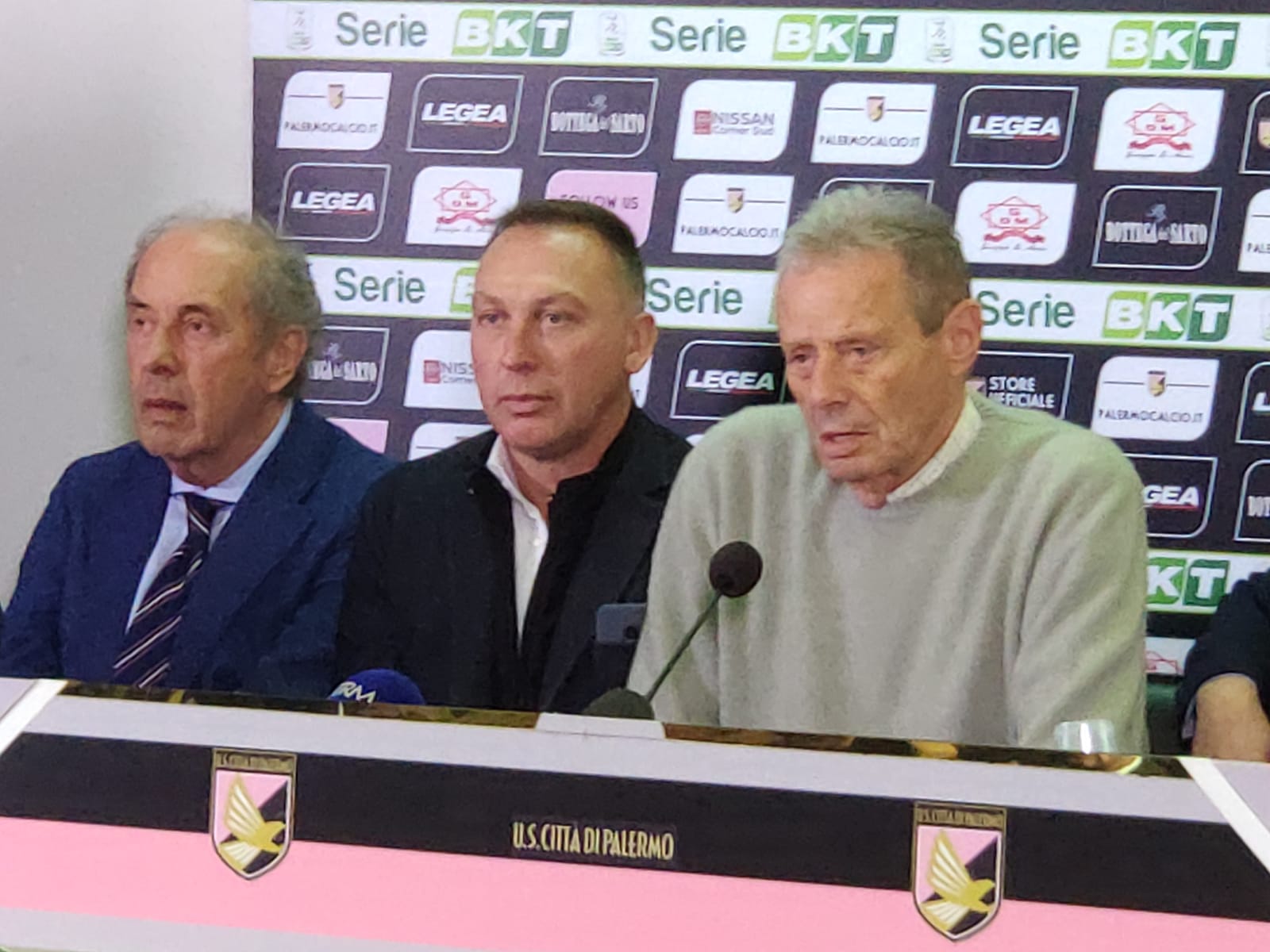 Zamparini Platt Foschi Pochi minuti per dirsi addio, per fare un tuffo nel passato e togliersi qualche sassolino dalla scarpa. Maurizio Zamparini lascia il “suo” Palermo agli inglesi, dopo stagioni di successi e gli scontri degli ultimi anni. “Non so se dire che per me oggi è un giorno triste o bello. Lo sono tutti e due”, esordisce l’ormai ex patron rosanero in conferenza stampa. RICHARDSON: “SPERO IL PALERMO TORNI IN A. ORGANIGRAMMA? DA DEFINIRE” “Il calcio è stata una cosa importante della mia vita. Ho avuto la fortuna di trovare qualcuno che possa continuare il mio lavoro. Penso di poter fare l’ultimo