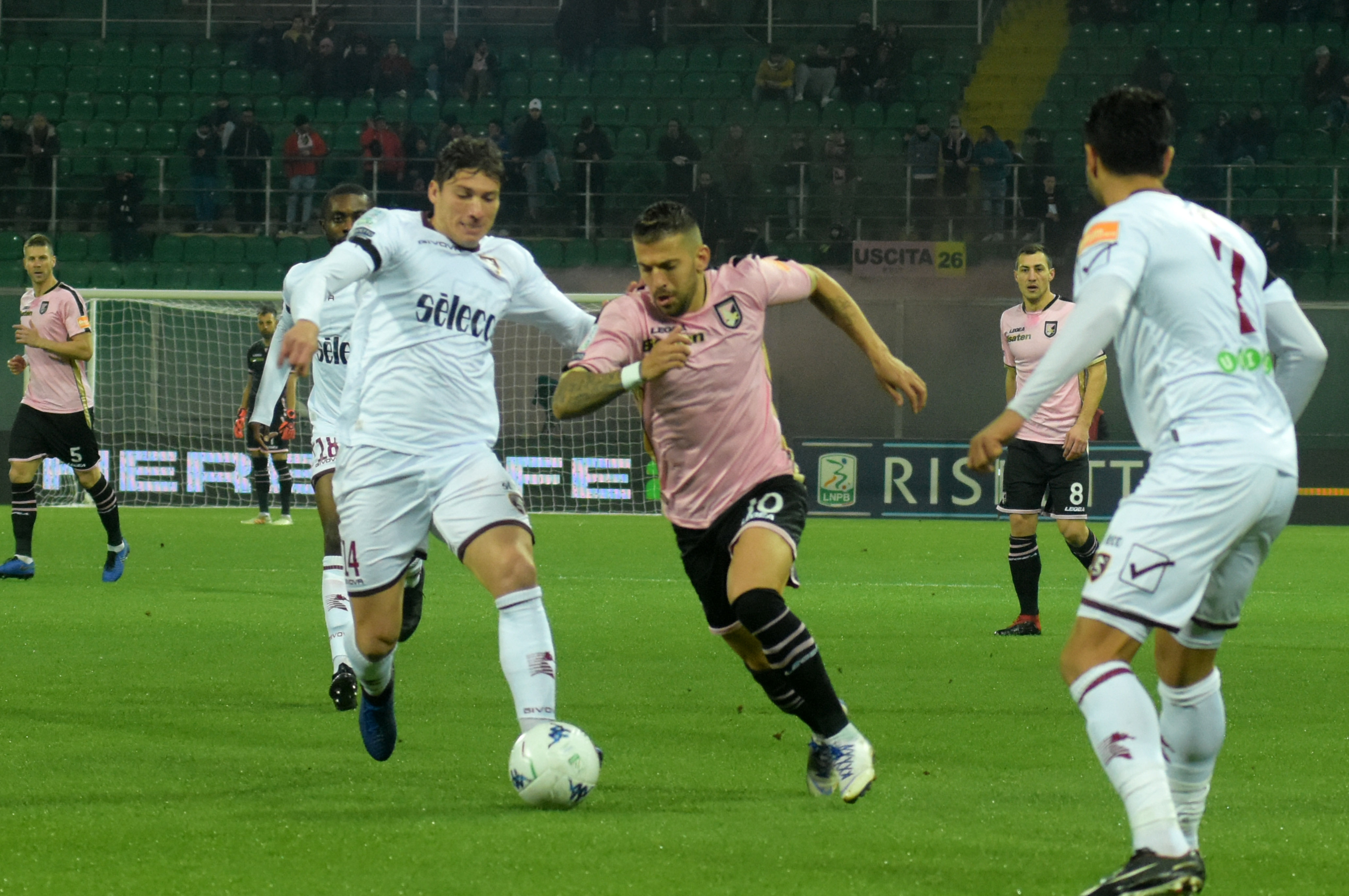 Palermo Salernitana Trajkovski Parla Aleksandar Trajkovski. L’attaccante rosanero parla del momento suo e del Palermo dopo la serata contro il Brescia, dal pari sfumato al ritrovato ottimismo per il finale di stagione verso l’obiettivo Serie A. GAZZETTA – NUOVO PALERMO? AMERICANI PERPLESSI, PREZIOSI… Intervistato dal sito ufficiale del club Trajkovski ammette: “Peccato aver perso questi due punti a fine partita, ma posso dire che abbiamo fatto una buona partita. Tutto stava andando per il verso giusto, ma si sa, questo è il calcio. Continuiamo così. Il Barbera di nuovo gremito? È stato bellissimo, ringrazio i tifosi per essere venuti in tanti e spero che accada lo