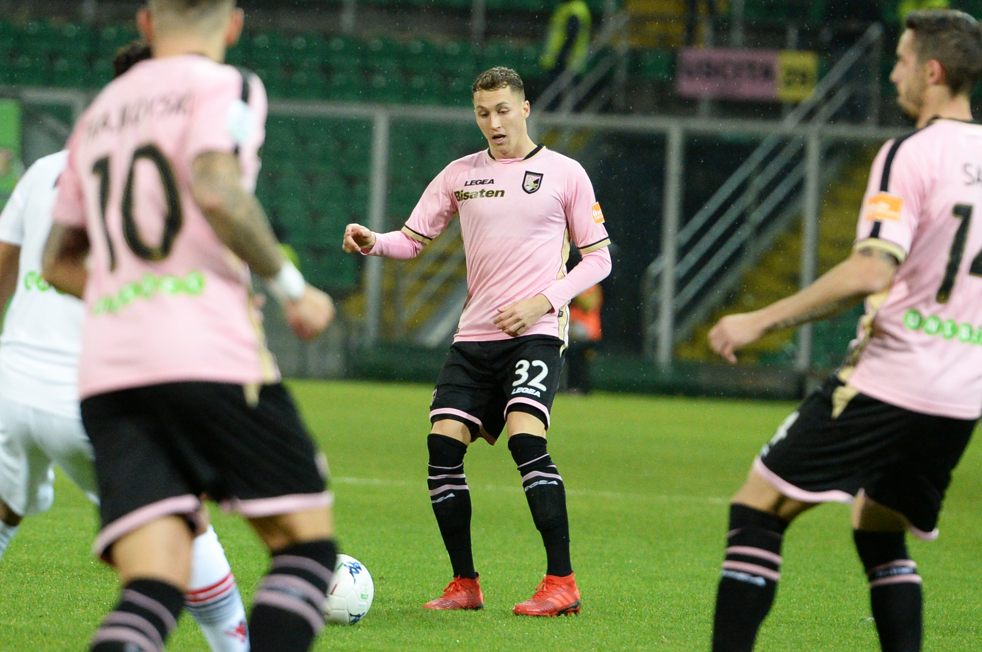 Haas Palermo – Foggia Sospiro di sollievo per le condizioni di Nicolas Haas. Lo svizzero contro il Foggia è stato costretto al cambio al 20′ del secondo tempo (sostituito da Chochev), ma gli ultimi accertamenti hanno scongiurato problemi seri permettendogli di riprendere a breve l’attività agonistica. Il primo report fornito dal Palermo parlava di “trauma cranico commotivo con presenza di segni neurologici. Nella notte le prime indagini radiologiche e consulenza neurochirurgica non hanno evidenziato patologie di rilievo ma soltanto un forte trauma commotivo”. Dopo alcune ore di riposo l’ulteriore conferma sulle sue buone condizioni di salute. BELLUSCI IN LACRIME: “SIAMO SOLI” Il centrocampista svizzero è rimasto coinvolto a