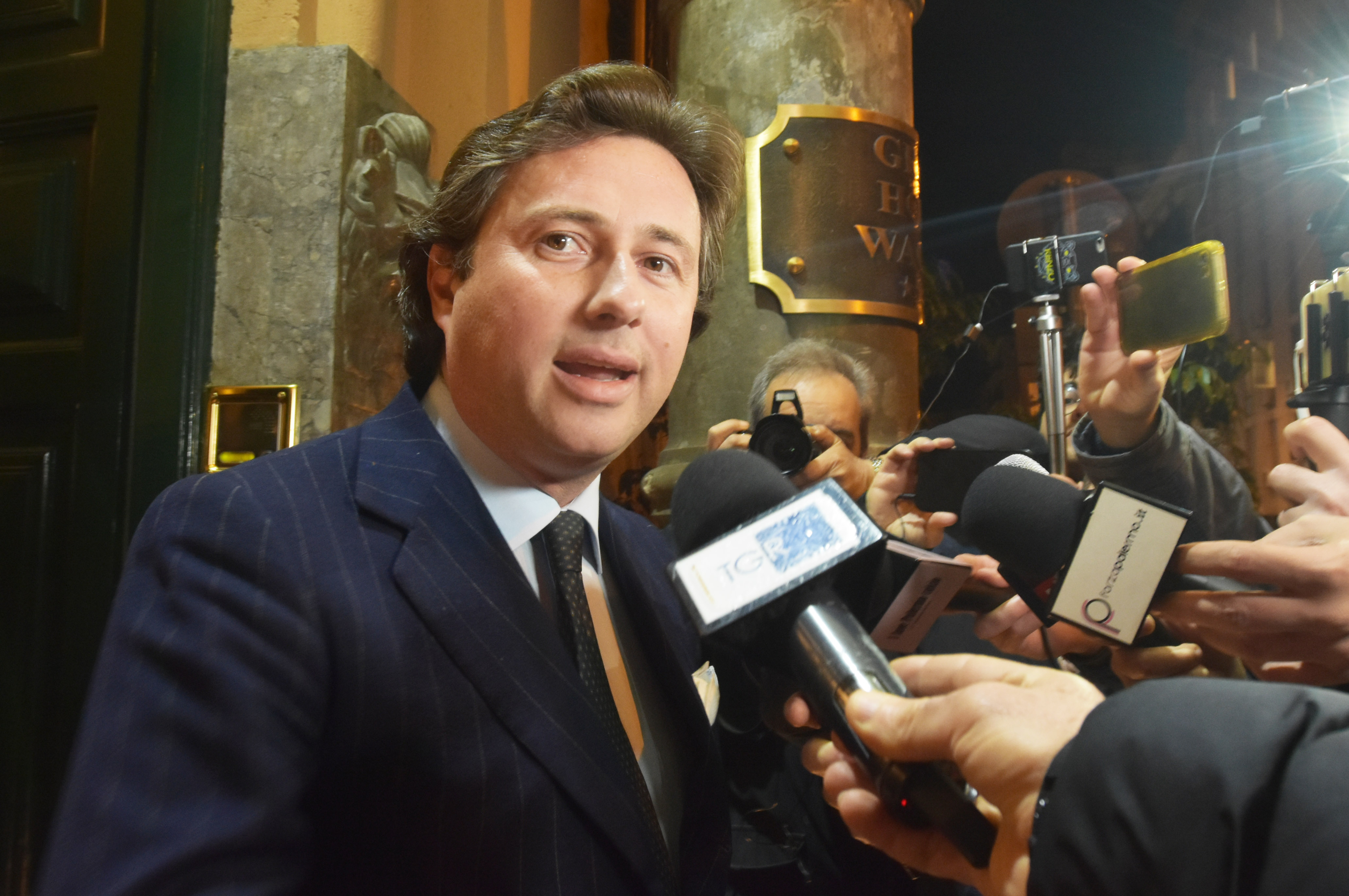 Raffaello Follieri Palermo “Salta la trattativa con Follieri”. Questo il titolo di Repubblica Palermo, che dedica ancora una volta ampio spazio alla trattativa tra i rosa e l’imprenditore pugliese, che ha visto sfumare definitivamente l’acquisizione del club nella serata di ieri (probabilmente a favore di un fondo americano). FONDO AMERICANO A UN PASSO DAL PALERMO: ECCO IL NOME Massimo Norrito nel suo articolo riporta retroscena e molti dettagli di quella che sarebbe stata l’offerta di Follieri: l’imprenditore e finanziere pugliese – scrive – avrebbe pagato 1,2 milioni di euro a Facile e soci e versato 5 milioni di euro entro giovedì per pagare stipendi e