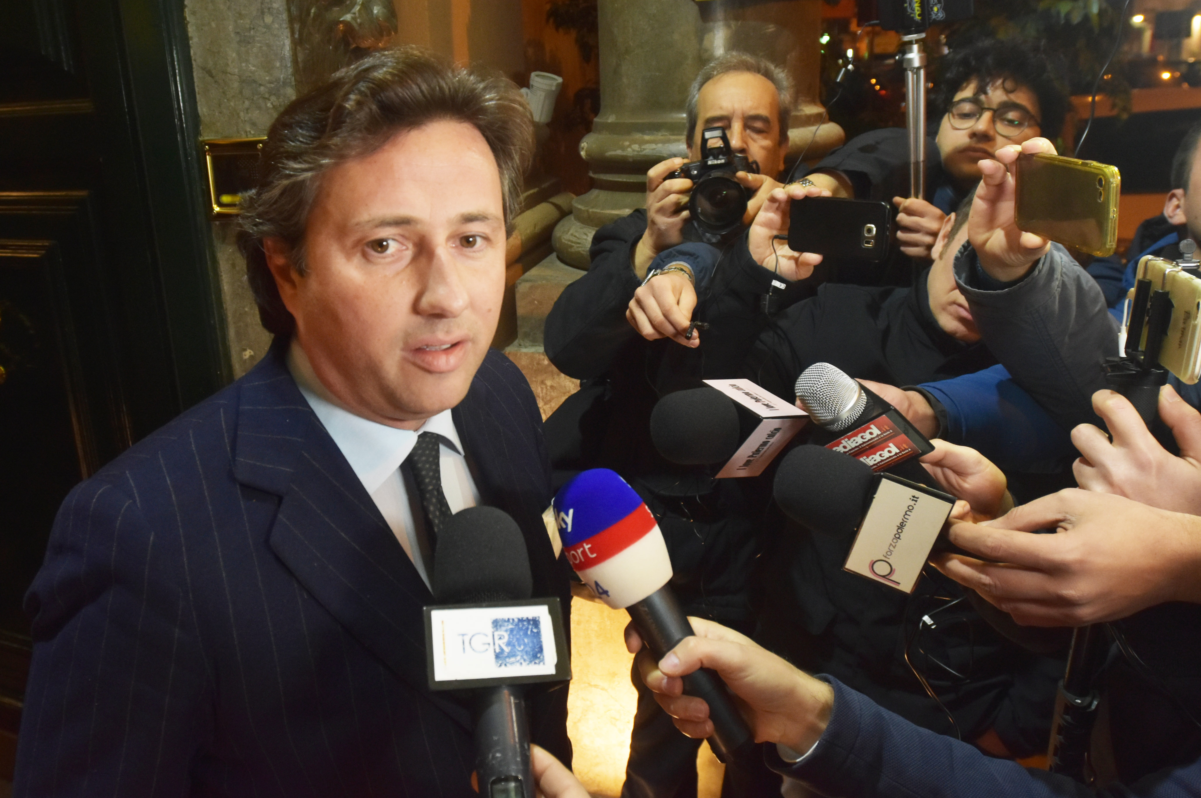 Raffaello Follieri Palermo “Palermo, sprint fra Follieri e gli americani. Oggi il verdetto?”. Questo il titolo del Giornale di Sicilia che ripercorre gli ultimi relativi alla tormentata cessione societaria e al possibile arriva di nuovi acquirenti, con una corsa a due per subentrare a Sport Capital Group che potrebbe subire un’accelerazione già nella giornata di oggi (secondo il quotidiano). MONASTRA: “FOLLIERI E GLI AMERICANI, UNA POLTRONA PER DUE” Come riportato da Benedetto Giardina, intanto, Zamparini pressa gli inglesi e prepara un incontro con Emanuele Facile, intimando di cedere senza provare plusvalenze dopo la cessione “a 10 euro”e chiedendo garanzie sul nuovo acquirente. E nella mattinata