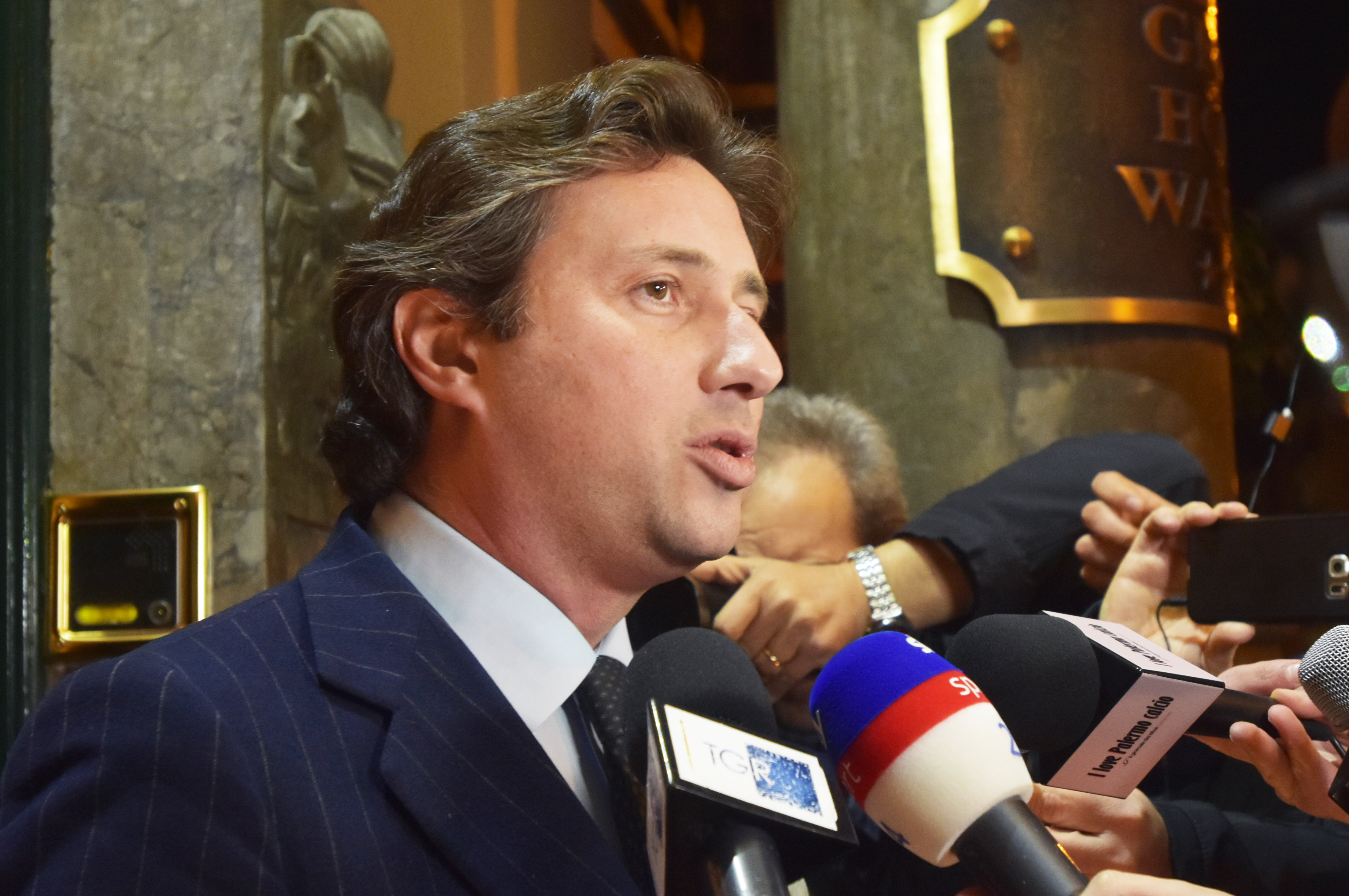 Raffaello Follieri Palermo “Altro che Follieri, l’ultima speranza del Palermo arriva dagli Usa”. Questo il titolo sulle pagine nazionali della Gazzetta dello Sport in riferimento alle vicende societarie del Palermo, con Raffaello Follieri che esce di subito di scena e un gruppo americano pronto a intervenire. FONDO AMERICANO A UN PASSO DAL PALERMO: ECCO IL NOME La priorità è evitare scenari tragici: il gruppo americano sarebbe ormai l’unico interlocutore rimasto, non intenderebbe agire in modo incauto ma potrebbe muoversi già a inizio della prossima settimana. Una partita, quella per il Palermo, giocatasi su un doppio binario tra Milano, Londra e gli States e che ha
