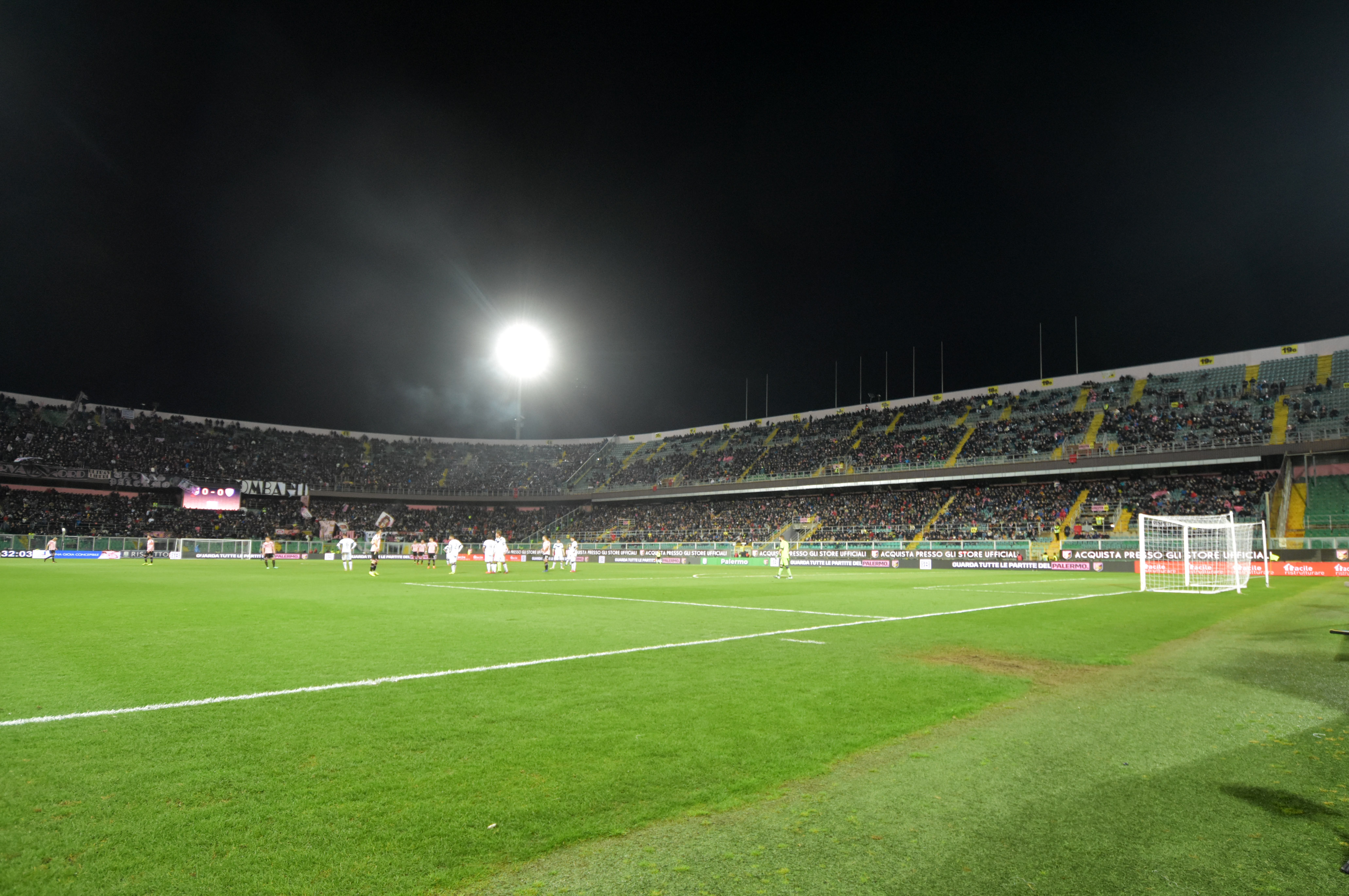 Stadio Barbera Palermo tribuna curva E’ il giorno della festa, delle emozioni, dell’amarcord. È il giorno in cui riapre lo stadio e i tifosi torneranno a diretto contatto con l’erba del campo e con le maglie rosanero. L’ultima volta fu l’11 maggio, si inseguiva un flebile sogno di serie A diretta ma finì 2 a 2 contro il Cittadella e ad andare in serie A fu il Lecce di Liverani. Sono passati tre mesi e mezzo ma sembra un’era geologica: i playoff non giocati, la retrocessione in C, la conferma della B, le speranze di iscrizione, una grottesca conduzione societaria, la revoca del titolo sportivo.