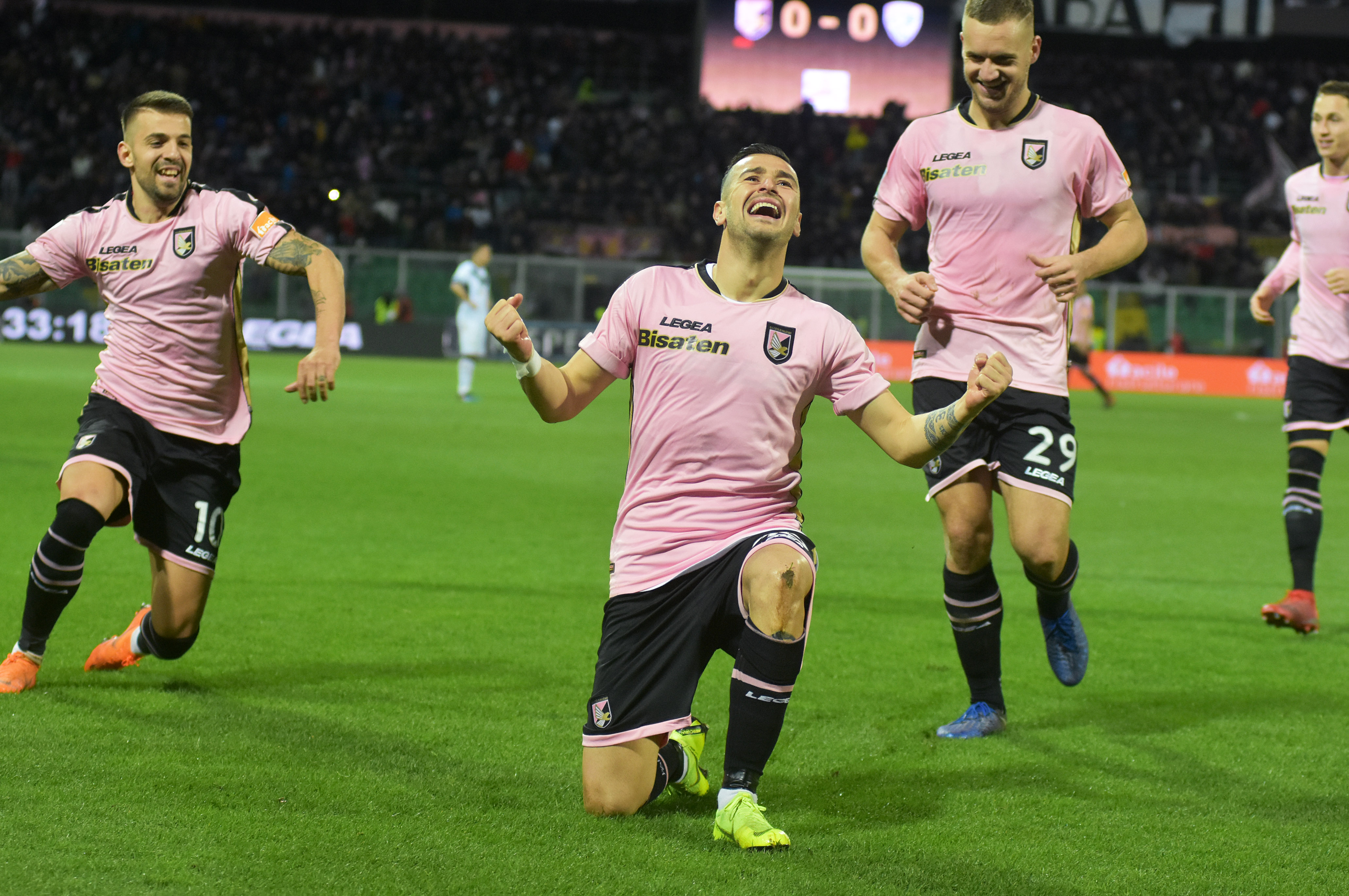 Esultanza Nestorovski Palermo – Brescia “Il campo mi mancava tanto: ero nervoso, non riuscivo a dormire, ma ora che sono tornato so di poter dare una mano ai miei compagni”. Le dichiarazioni dopo la partita contro il Brescia di Ilija Nestorovski suggellano la sua anima: un giocatore che ha in testa solo il gol e con un unico obiettivo, quello di aiutare i compagni per portare il Palermo in Serie A. E se al macedone è mancato tanto il campo, ai rosanero è mancato tanto il capitano, che anche quest’anno (con tutti i suoi limiti) sta “portando avanti la carretta”. Nestorovski è tornato in campo