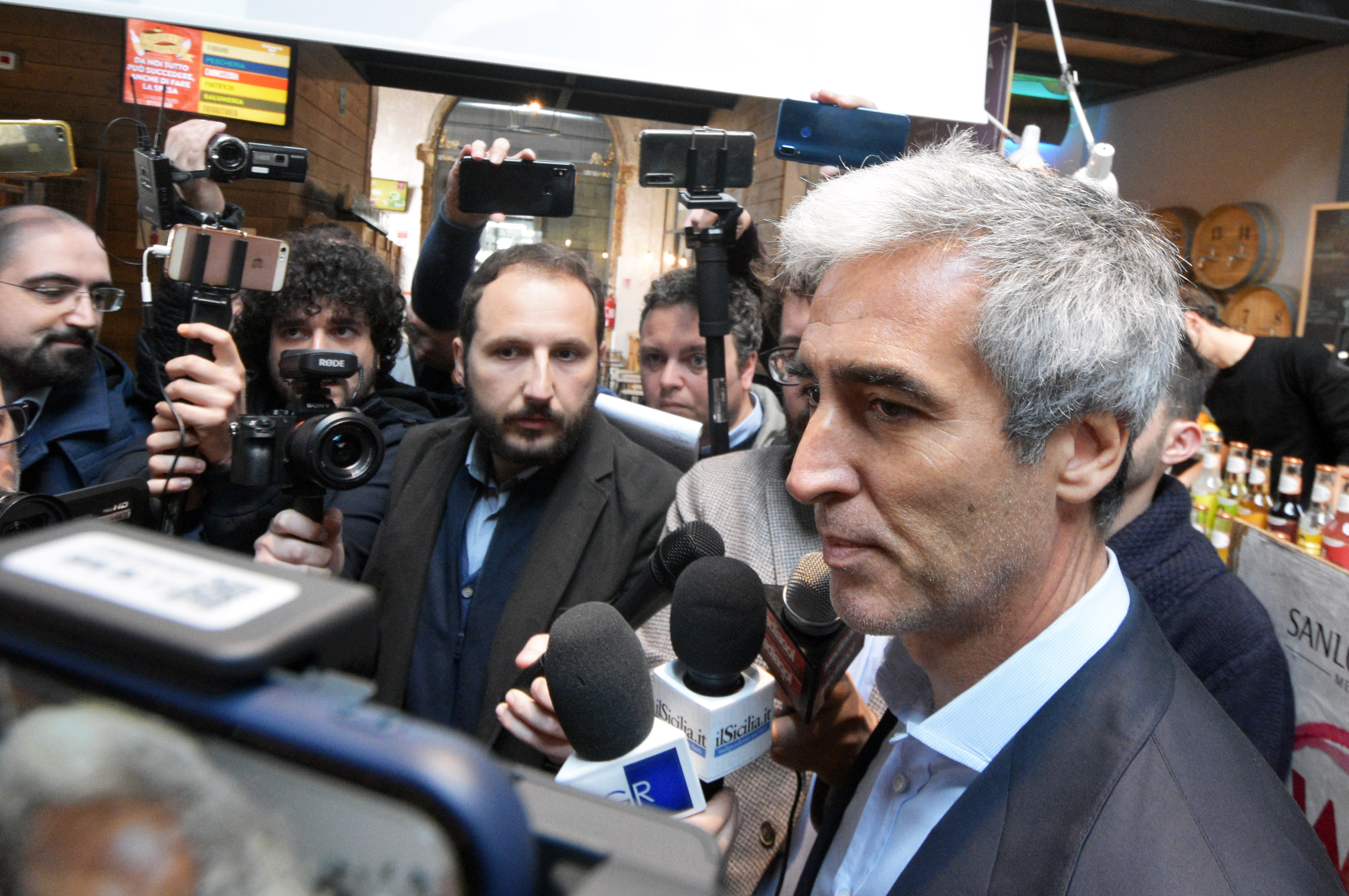 Dario Mirri Mirri e le cifre del Palermo. Il proprietario della Damir, che con il suo intervento ha permesso al club rosanero di pagare gli stipendi, ha affrontato in conferenza stampa i temi tecnici legati ai conti del Palermo e alle cifre degli accordi presi. Cifre e dettagli che sono stati svelati solo parzialmente, in un quadro che (per stessa ammissione di Mirri) è ancora da definire. MIRRI: “SOGNO CHE QUALCUNO SALVI IL PALERMO” Nella prima parte del suo intervento (l'”intervista” pre conferenza, ndr.), Mirri ribadisce la necessità di una trasparenza amministrativa. “Il quadro deve essere noto, non ci possono essere segreti. Il
