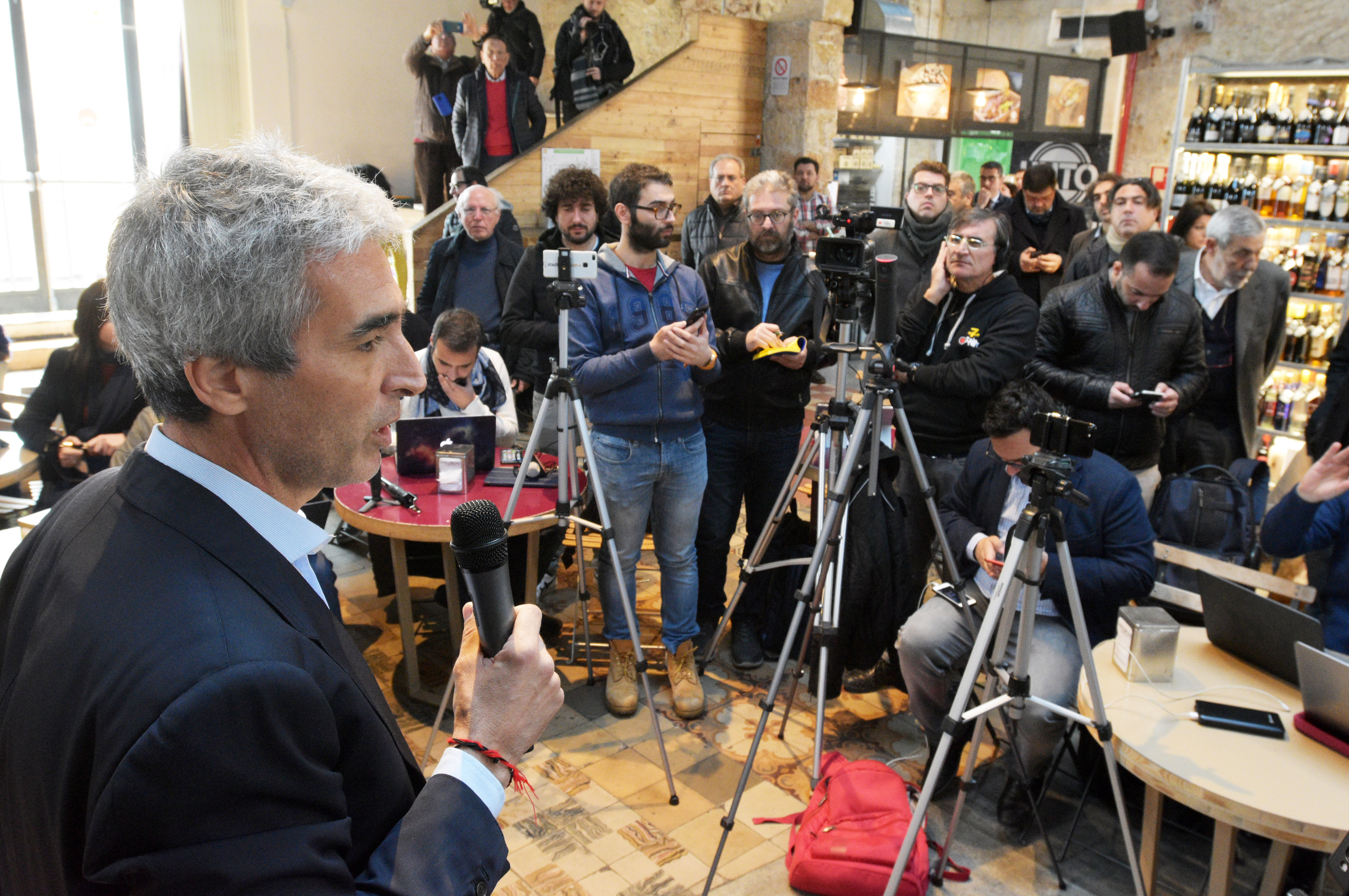 Dario Mirri “La scommessa di Mirri”. Questo il titolo scelto da Repubblica Palermo per riportare i vari temi della conferenza stampa di Dario Mirri, che oltre ad aver contribuito al pagamento degli stipendi rivestirà ora il ruolo di garante e advisor in vista della futura cessione del club rosanero. GAZZETTA – NUOVO PALERMO? AMERICANI PERPLESSI, PREZIOSI… Massimo Norrito traccia nel suo pezzo la fotografia di un Mirri emozionato: “Ha la faccia del fan di Topolino che ha salvato Eurodisney dal fallimento. E’ normale riavvolgere il nastro e rivederlo sugli spalti del Nereo Rocco di Trieste, il giorno dell’Epifania 2004, quando tirava la bora e