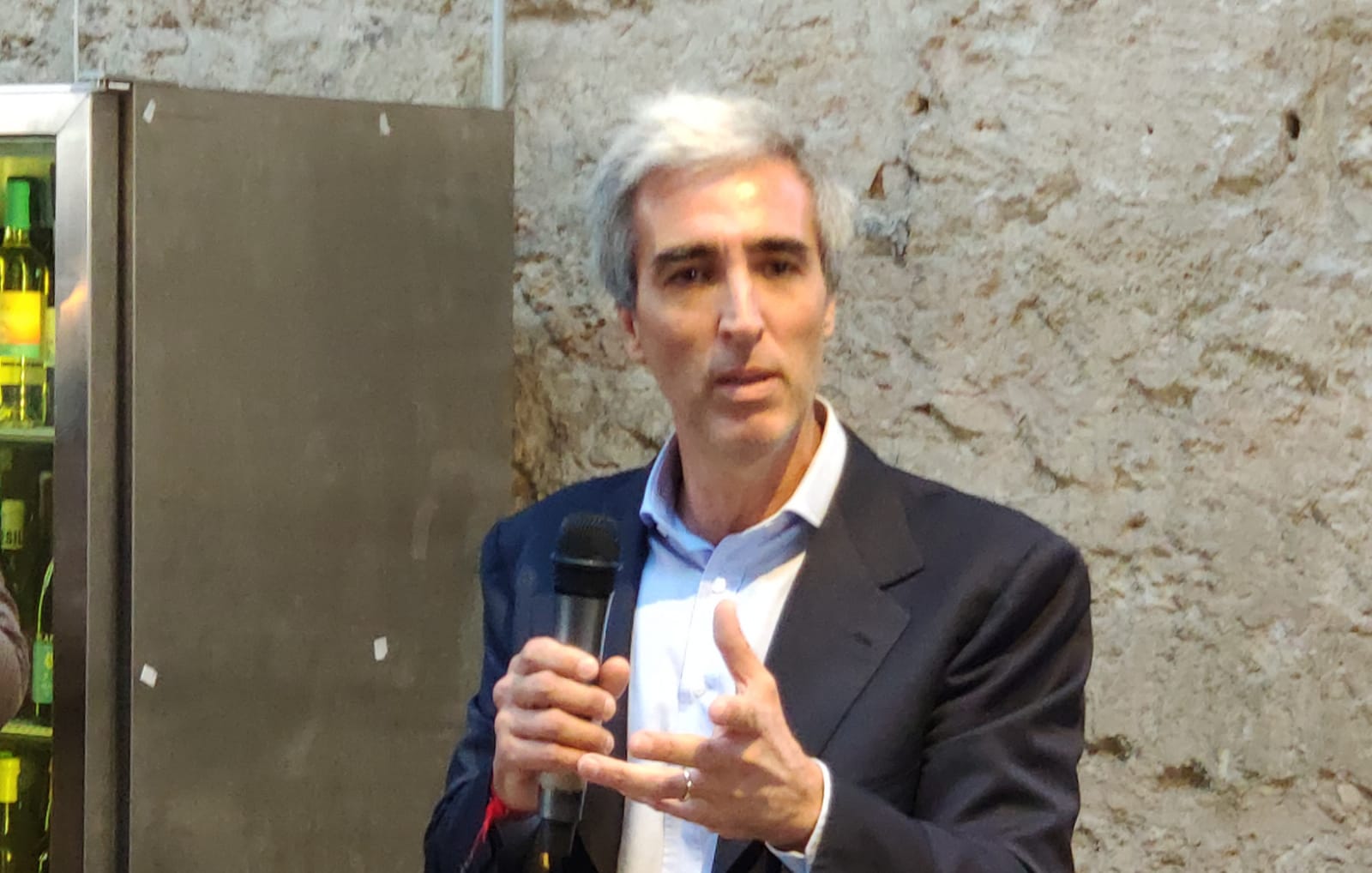 dario-mirri-2 Dopo Foschi, tocca a Dario Mirri. Dopo che la Damir ha contribuito al pagamento degli stipendi, il proprietario dell’azienda di pubblicitaria parla in conferenza stampa per illustrare i dettagli dell’accordo e gli scenari relativi al futuro. IL VIDEO DELLA CONFERENZA ORE 11.35 – “Abbiamo immaginato un percorso che dura nel tempo. Credo che finalmente Palermo conoscerà i numeri della società, il quadro generale. La speranza è quella che qualcuno investa, possibilità che io non ho. Mi faccio garante per riuscire ad avere il quadro dei debiti che deve essere nota a tutti”. ORE 11.37 – “Sagramola è un mio amico
