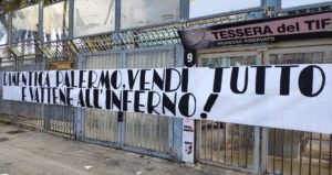 striscione tifosi stadio