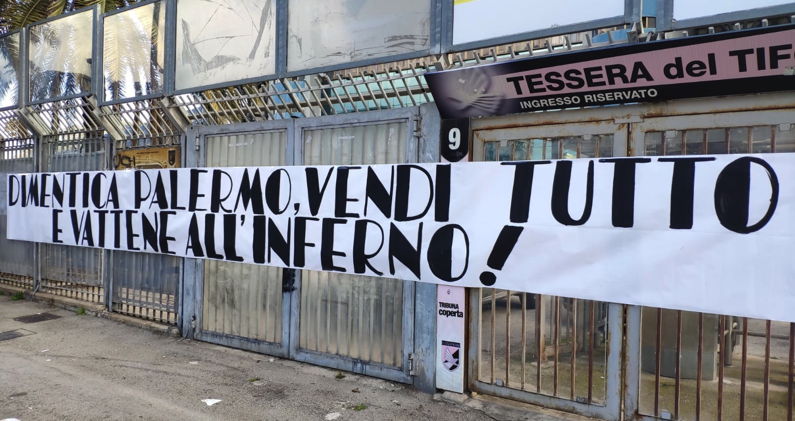 striscione-stadio 11.12: Il pullman ha lasciato il piazzale, direzione aeroporto. Atmosfera abbastanza rilassata tra i giocatori. In partenza con la squadra anche Nestorovski, Moreo e Murawski, nonostante non saranno della formazione. 11.01: Slogan di affetto alla squadra: “Lottate ancora e credeteci”. E poi: “Siamo sempre con voi, non vi lasceremo mai”. I tifosi – vista l’ora e il giorno feriale – non sono molti ma il loro vuole essere un gesto simbolico. ore 10.56: Il tecnico Stellone preferisce evitare i microfoni: “Stato d’animo? La squadra va a Perugia consapevole della propria forza e proverà a vincere la partita”, si