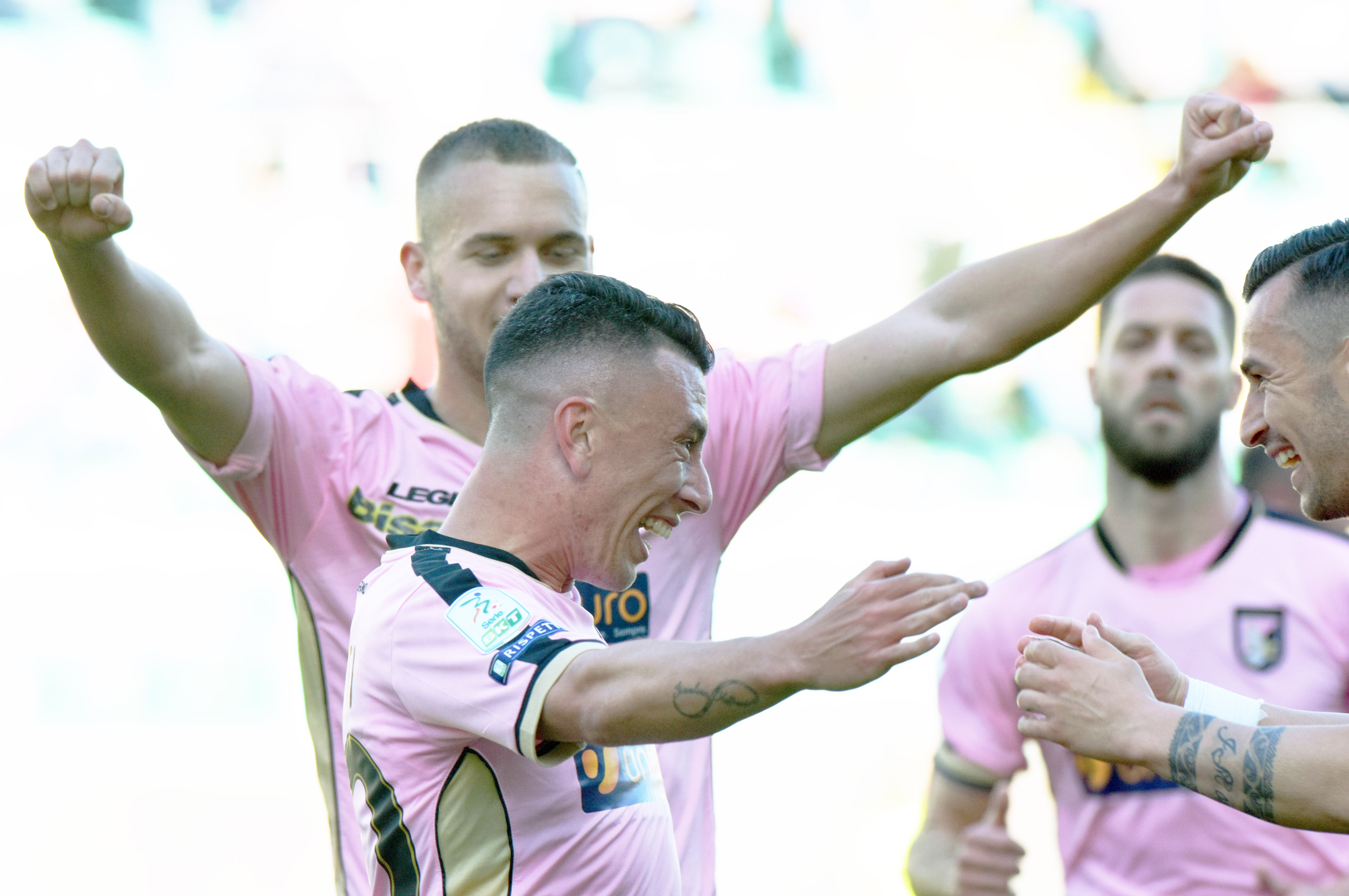 Nestorovski Falletti gol Palermo Carpi “Il Palermo conta su Falletti”. E’ il trequartista uruguaiano il volto (ed il tema) scelti dall’edizione siciliana della Gazzetta dello Sport per fare il punto sulla trasferta di Benevento, con i rosa che avranno nuovamente a disposizione un giocatore rivelatosi decisivo lontano dal Barbera. GDS – “PALERMO-YORK CAPITAL: PRELIMINARE IN 7 GIORNI” Come sottolineato da Giovanni Di Marco, l’uruguaiano ha segnato 3 volte in trasferta: reti pesanti, in occasione delle quali il Palermo non ha mai perso. “Indipendentemente dal sistema di gioco – si legge – che il tecnico rosanero deciderà di adottare domani sera a Benevento, la presenza di