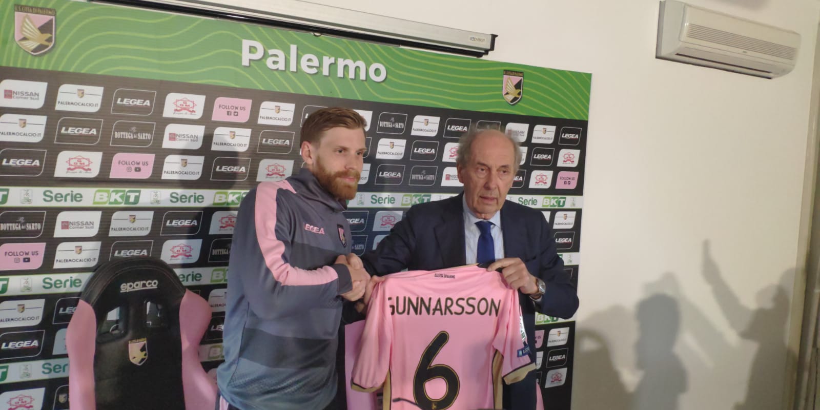gunnarsson Il trasferimento è finalmente ufficiale e adesso è tempo di presentazione per Niklas Gunnarsson. Dopo settimane di dibattiti, il contratto del difensore svedese è stato finalmente depositato. ORE 16.24 – Prende la parola Foschi: ” Presentiamo questo giocatore che è un po’ di tempo che è qui da noi, e che è arrivato tramite gli inglesi. Ora è tutto risolto e siamo contenti sia con noi. È un dinfesnore destro e speriamo faccia al caso nostro. Il resto è il passato: è un professionista e un ragazzo eccezionale ed è contento di stare con noi per questo finale di campionato”.
