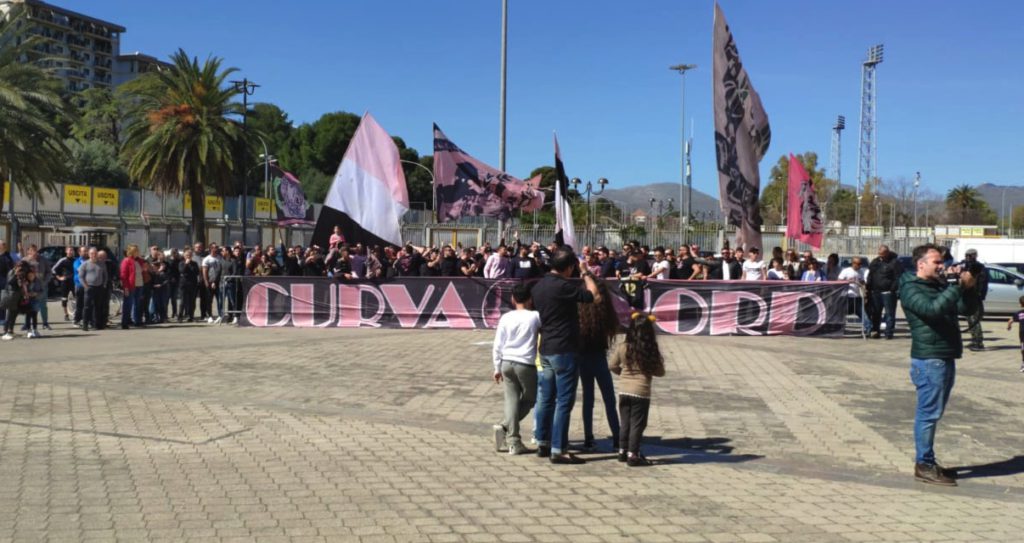 TIFOSI ALLO STADIO PRIMA DI VENEZIA PALERMO