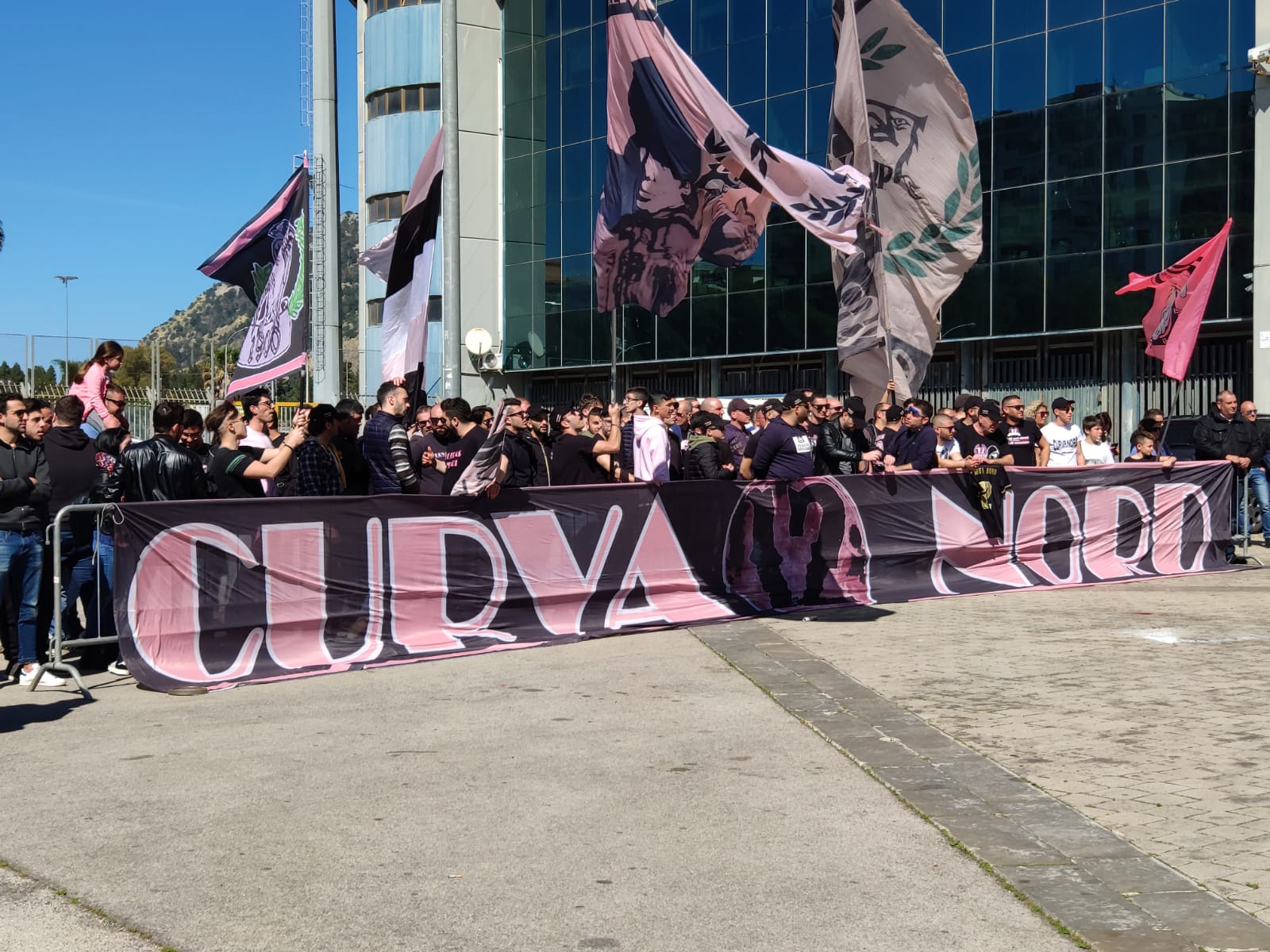 tifosi-stadio-2 Alcune decine di tifosi si sono presentate nel piazzale dello Stadio Barbera per salutare la squadra in partenza per Venezia. Si ripete, insomma, il rituale che aveva preceduto la trasferta di Perugia, quando la squadra in partenza venne “accompagnata” idealmente dai propri supporter: erano i giorni immediatamente successivi allo sfogo di Bellusci. Adesso, alla vigilia di una gara davvero importante per il futuro del Palermo i tifosi più calorosi fanno sentire la propria voce, sperando di ottenere lo stesso effetto. Cori e selfie con la squadra, sperando che si torni dal Penzo con 3 punti basilari dopo la vittoria