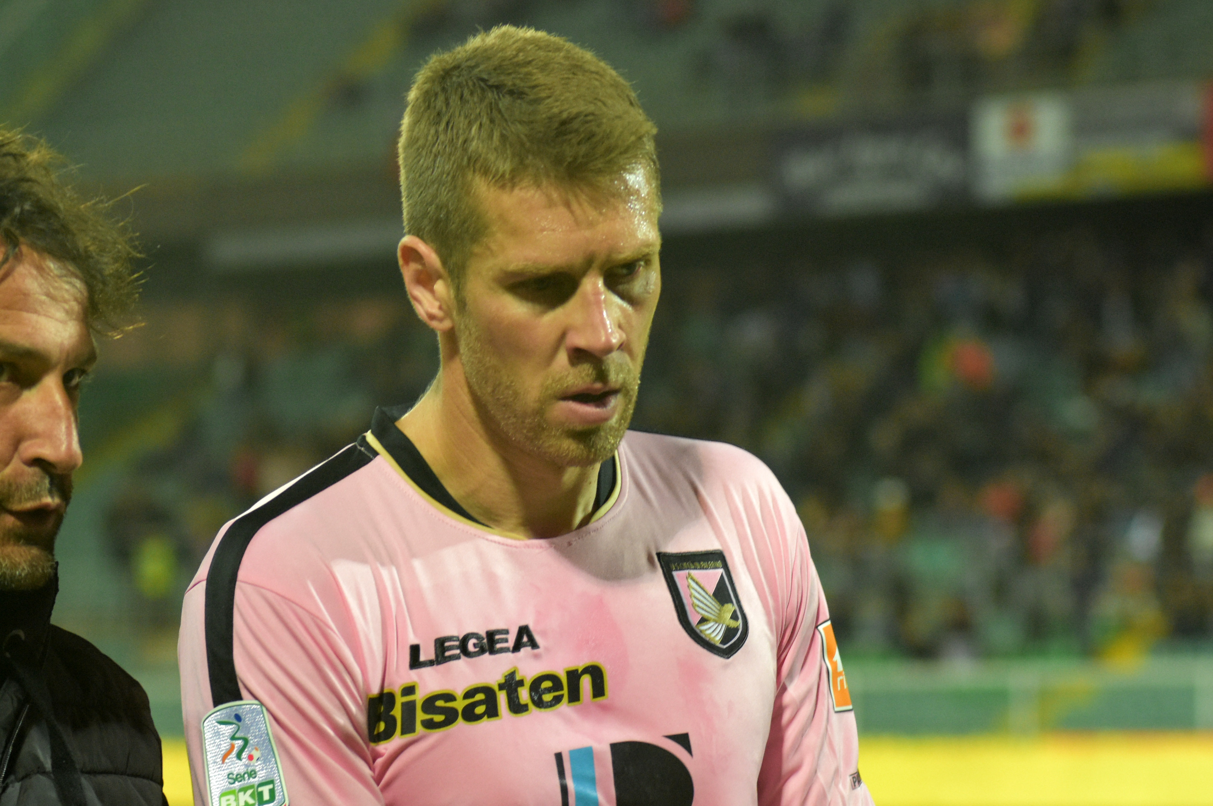 Rajkovic Slobodan Rajkovic in orbita Lazio? Dopo settimane di tentativi e di interessamenti da parte di diverse squadre (soprattutto il Brescia), sembra esserci il club biancoceleste pronto a piombare sul difensore serbo in uscita dal Palermo. Come riportato da Alfredo Pedullà, il giocatore ha offerte anche dall’estero, ma nelle ultime ore la Lazio si sarebbe inserita nelle trattative offrendo un contratto pluriennale (due o tre anni), ma con l’intento di girarlo in prestito alla Salernitana. Decisiva sarà però la volontà del giocatore, che dopo essersi svincolato dal Palermo (l’ufficialità e arriverà entro pochi giorni) vuole invece trovare spazio in una formazione di