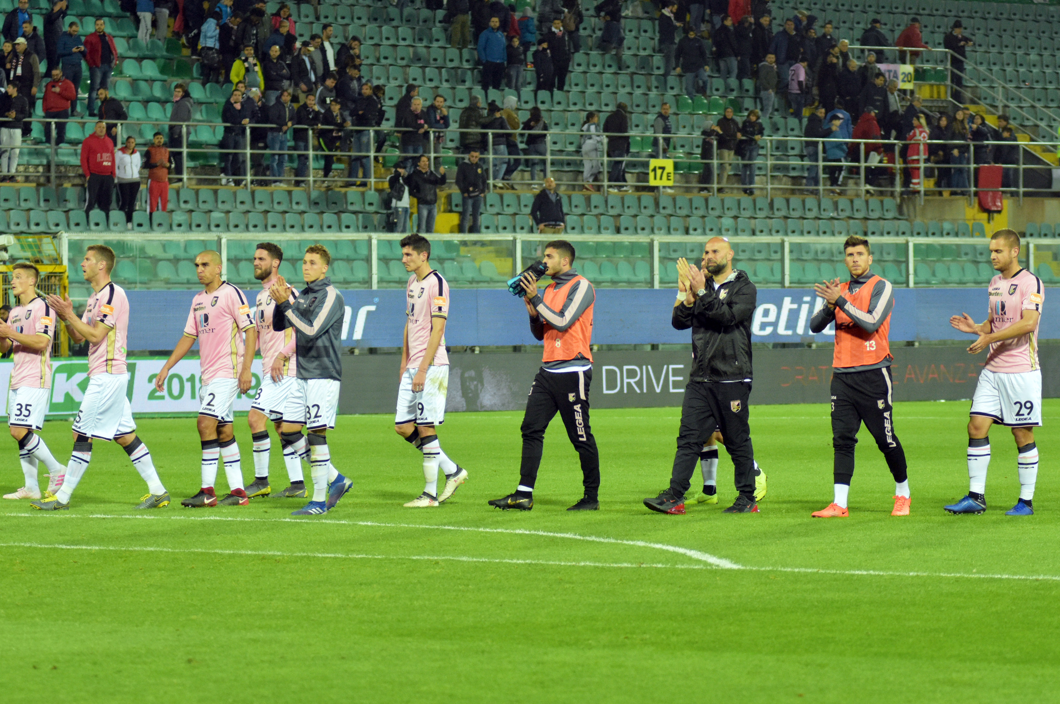 Palermo Padova Arriviamo allo stadio chiaramente in coma etilico e glicemico in corso e dopo aver mangiato tanta di quella carne da farci seriamente pensare di passare al veganesimo. Meno male che alla brace c’era il nostro amico Michele, capace di cuocere tonnellate di crasto, sasizza, stigghiola e mangiaebevi, magari in smoking e senza sudare come fanno due attori porno in una scena dentro la sauna, e quindi almeno siamo satolli ma non affaticati. Grazie al vino non abbiamo pensato troppo a questo testa-coda da brividi. Il Palermo resuscita i morti per tradizione e non ci fidiamo dell’aria allegra del gemellaggio