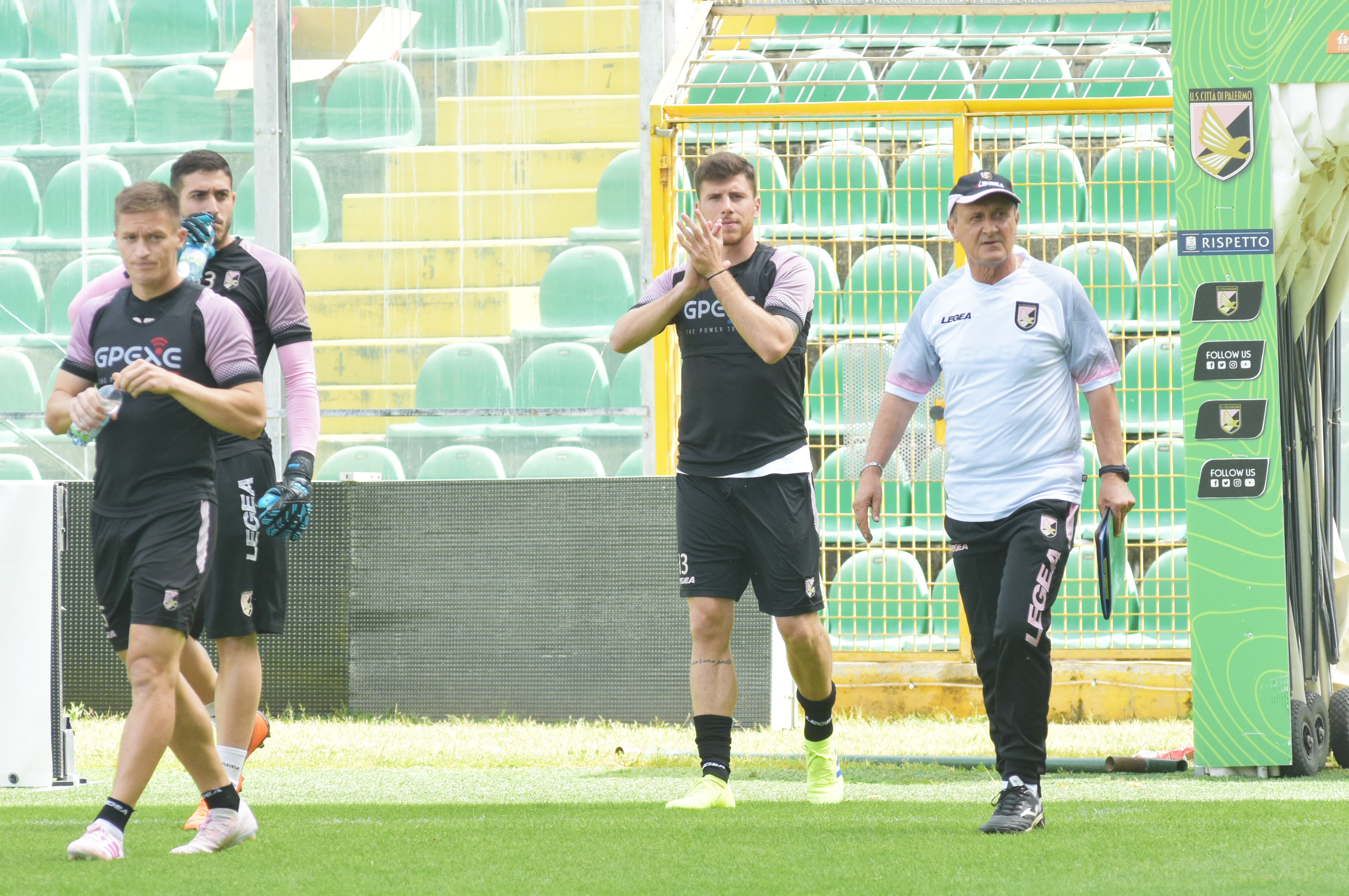 Rossi Palermo abbraccia di nuovo Delio Rossi. Tanti tifosi rosanero, circa 2000, si sono recati al Barbera per l’allenamento a porte aperte e per il ritorno di uno degli allenatori più amati. All’ingresso della squadra in campo, i tifosi hanno applaudito facendo sentire il calore rosanero soprattutto al tecnico nato a Rimini, al secondo allenamento di questa nuova esperienza al Palermo. La risposta del tifo rosanero è stata notevole nonostante la giornata di festa. Tanti i cori per la squadra e la richiesta è una sola: quattro vittorie per la Serie A. Applausi alla squadra e a Rossi, cori di disapprovazione