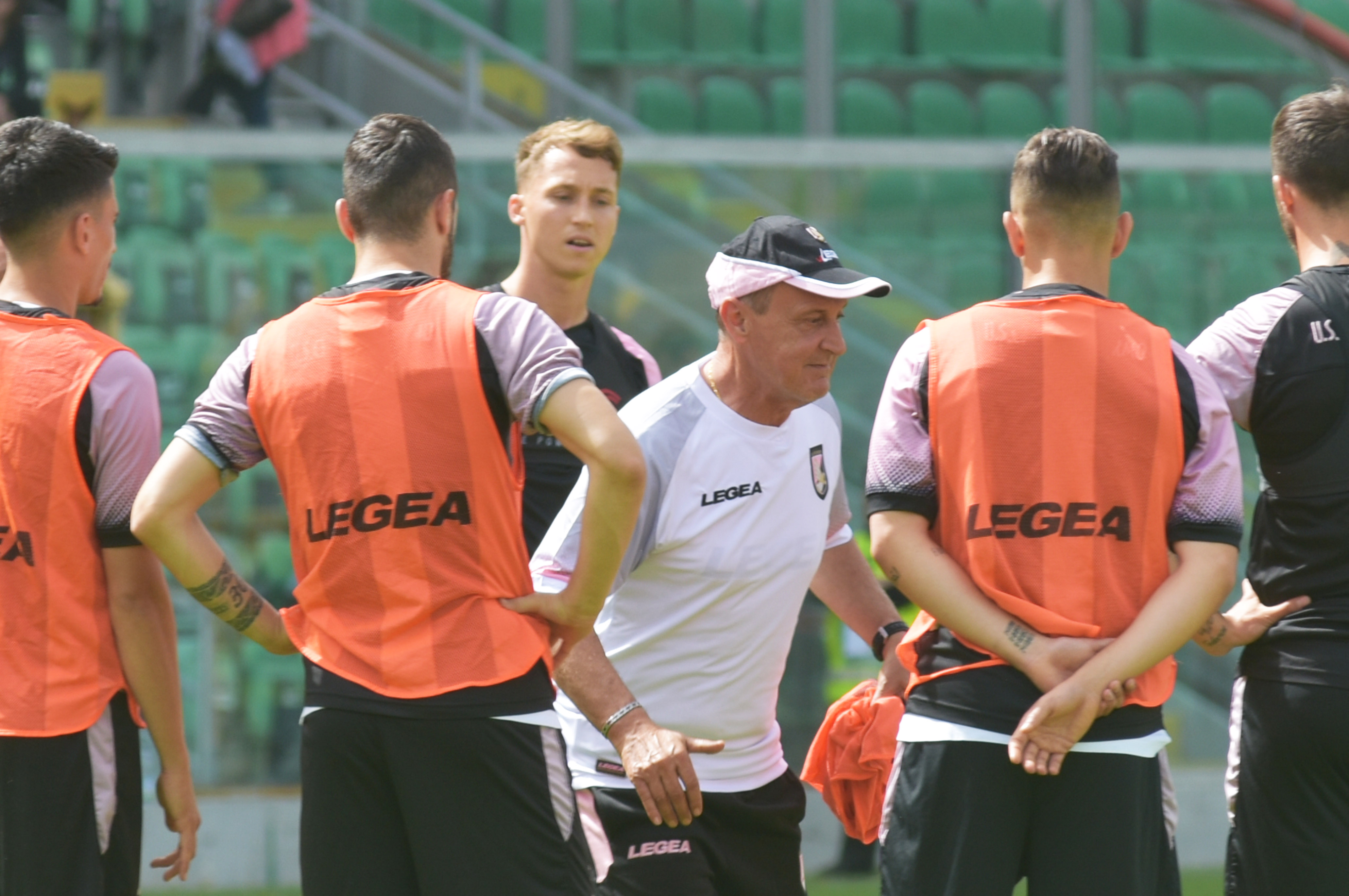 Rossi Palermo Il Palermo non si ferma qui. Come preannunciato da Foschi a Stadionews, termina oggi il programma settimanale di allenamenti dei rosanero, ma (come confermato oggi anche dalla società) la preparazione riprenderà regolarmente la settimana prossima. PALERMO, C’È ANCHE L’IPOTESI PLAYOUT Dopo il rinvio dell’udienza di appello di appello, Foschi ha richiamato ieri i giocatori a non mollare la presa in attesa di notizie dalla giustizia sportiva, con la convinzione che club e squadra possono ancora giocarsi le proprie carte: la squadra osserverà due giorni di riposo, poi da lunedì si ritorna in campo. Questo il report dell’allenamento di oggi: “Seduta di allenamento mattutina