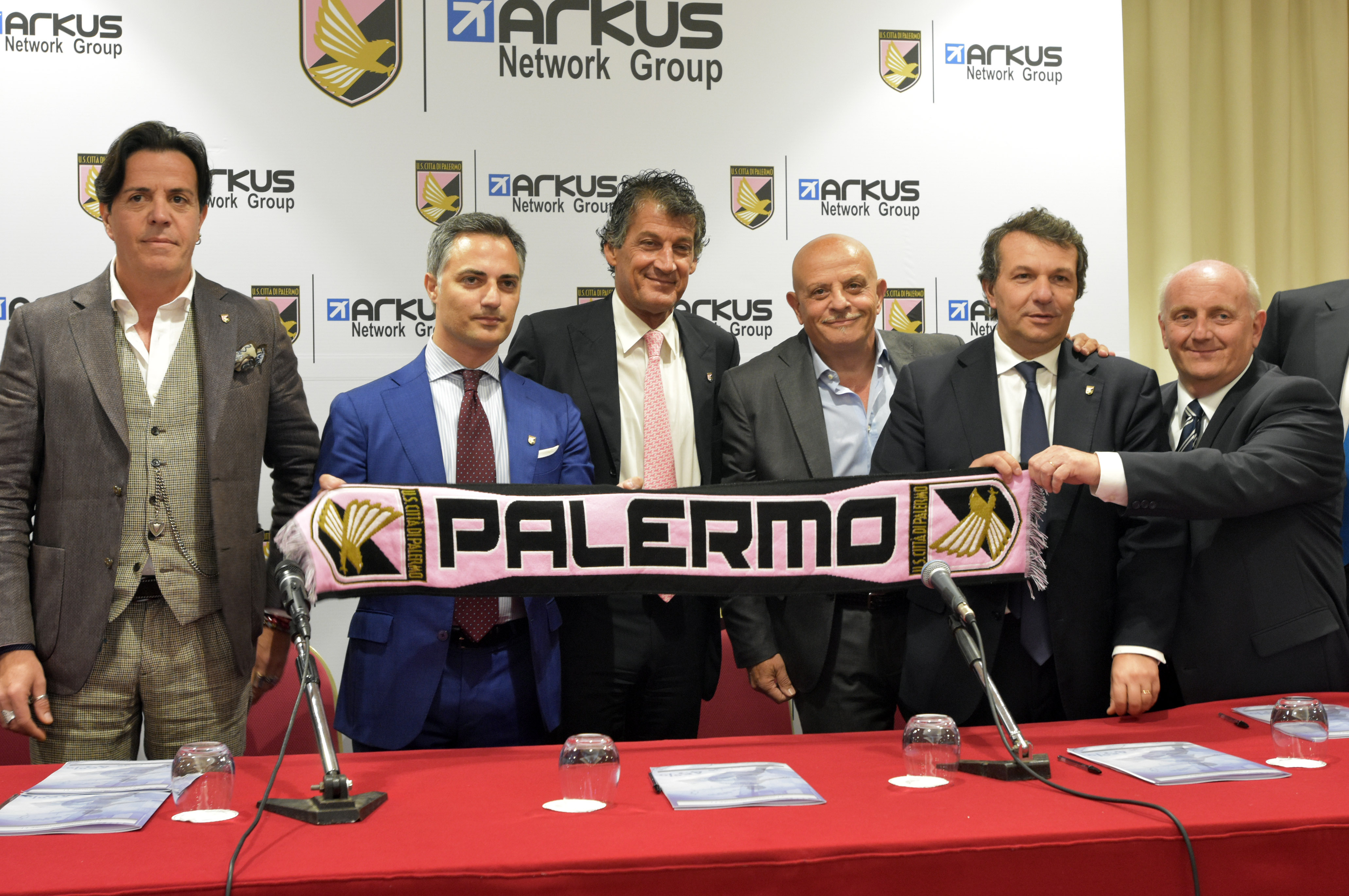 conferenza arkus Il Palermo si prepara all’udienza in corte federale d’appello di giovedì 23 maggio e per scongiurare il rischio della Serie C aggiunge un nuovo tassello alla propria strategia difensiva. Il club rosanero infatti, così come gli altri deferiti, hanno intenzione di integrare le proprie memorie. “SENTENZA GIAMMARVA”, UN AIUTO AI ROSA L’integrazione dei documenti da parte del Palermo (assistito dal proprio team di legali) ha come punto nevralgico le motivazioni della Cassazione alla base del respingimento del ricorso della Procura di Caltanissetta e il decadimento delle accuse a Giovanni Giammarva. I giudici della Suprema corte, come anticipato sulle pagine Stadionews,