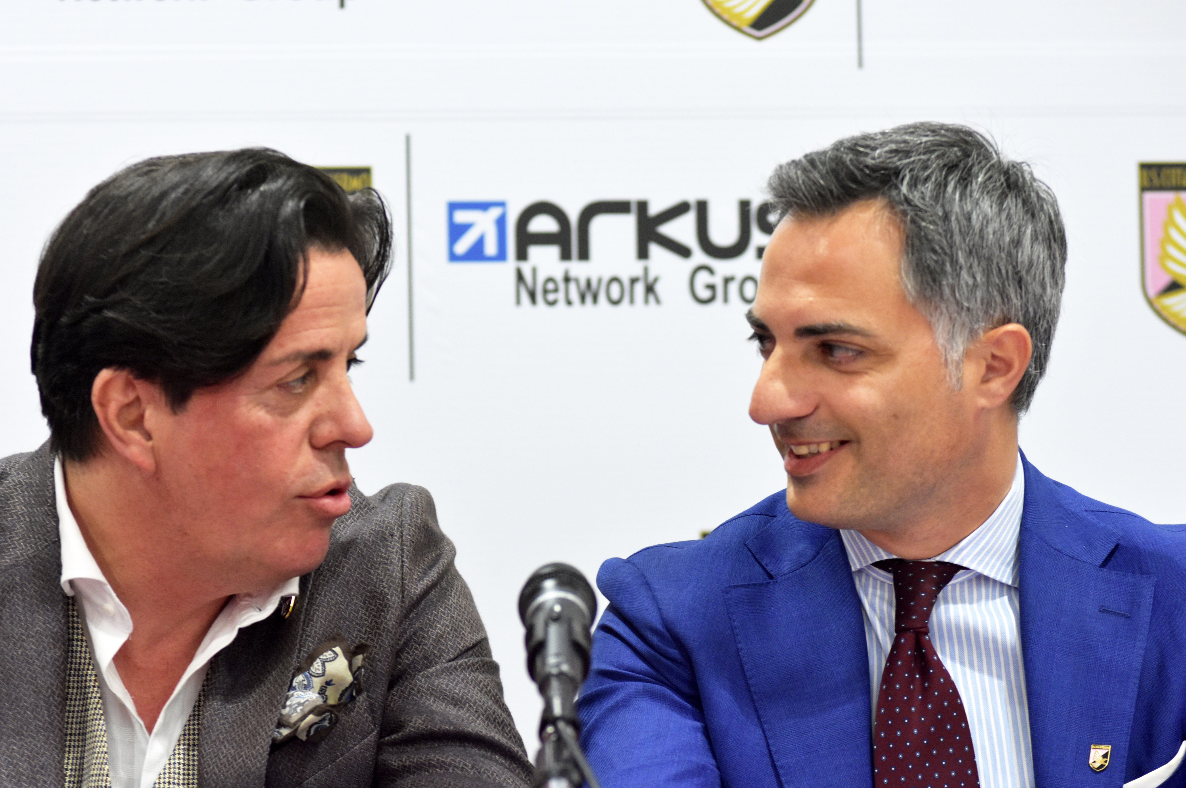 Macaione Tuttolomondo Walter Già contemplata anche l’ipotesi peggiore. Così Vincenzo Macaione, vicepresidente del Palermo, commenta al Giornale di Sicilia la situazione economico-finanziaria del club rosanero visto il possibile scenario di una retrocessione in Serie C, con introiti pressoché nulli rispetto alla Serie B e un bilancio totalmente da ristrutturare sul piano della gestione dei costi. IACHINI: “SE IL PALERMO CHIAMA, PRONTO ANCHE ALLA SERIE C” Intervistato da Benedetto Giardina, Macaione ribadisce che non ci sono exit strategy: “L’ipotesi serie C per noi era già contemplata nel piano. Sia la dirigenza che la proprietà di cui anche io faccio parte non si ritireranno, cambiano i piani di ristrutturazione questo