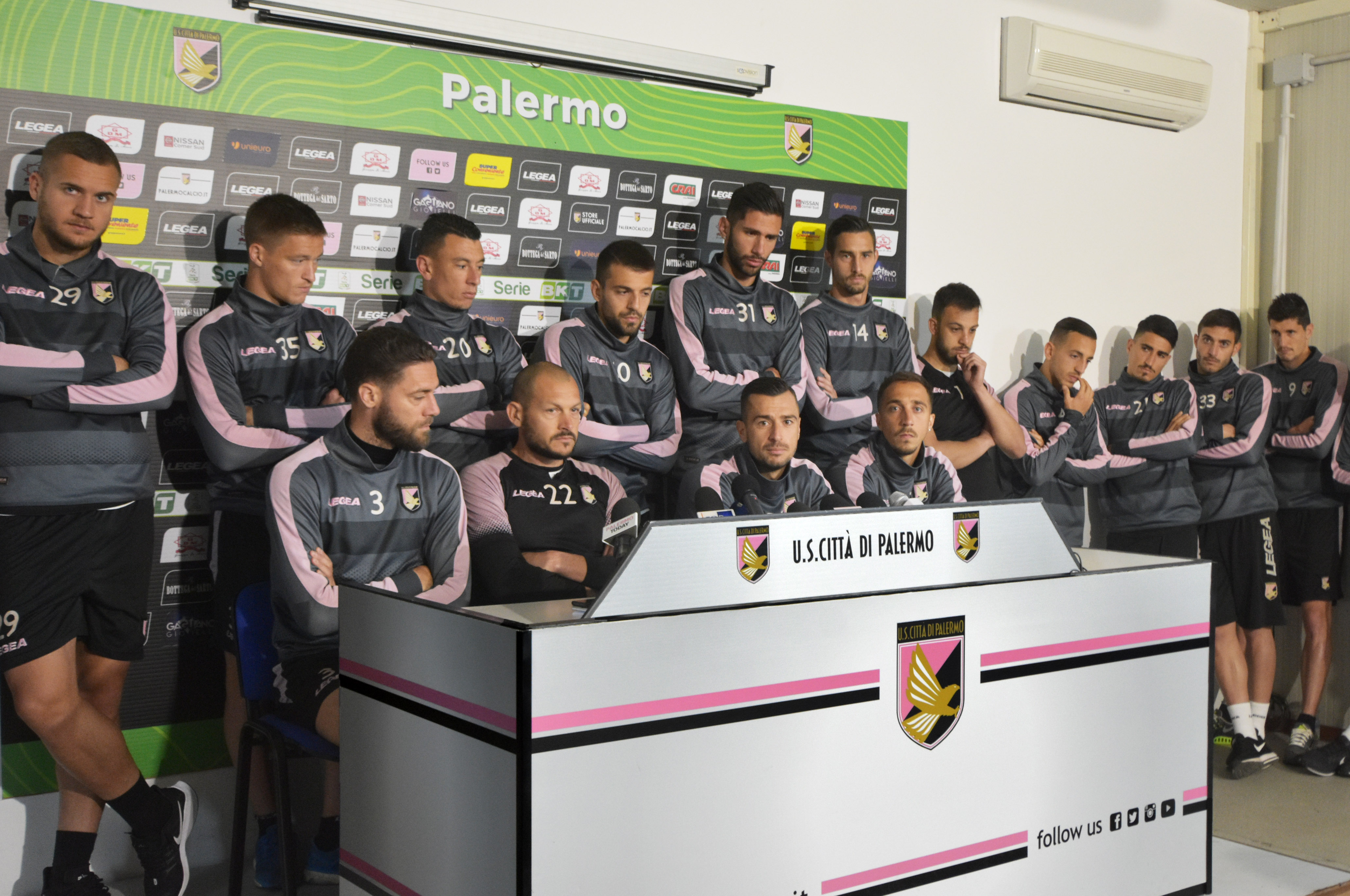 Conferenza stampa Palermo “Palermo, hai un tesoretto che può aiutarti a ripartire”. Questo il titolo scelto dall’edizione siciliana della Gazzetta dello Sport edizione siciliana, che stima in circa 13 milioni e 500 mila euro il valore della rosa del Palermo (circa 15 se la squadra restasse almeno in Serie B). GDS – LA CORTE DELLA DISCORDIA FA TREMARE IL PALERMO Fabrizio Vitale sottolinea come questo dato sia da non sottovalutare: “C’è un futuro al bivio che può influire anche sul valore complessivo dell’organico, a seconda della categoria di cui farà parte la squadra. Che il Palermo cambierà pelle anche nel caso di permanenza