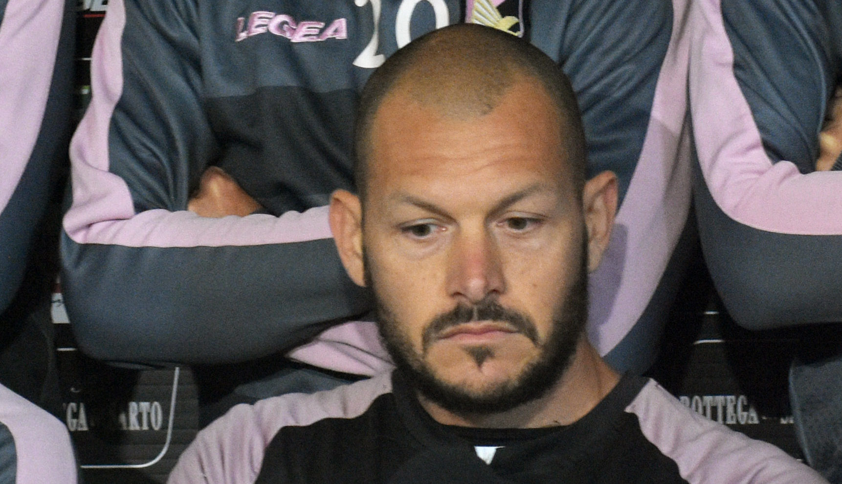 Pomini Uniti contro il verdetto della Lega di B. Alberto Pomini è stato il principale protagonista della conferenza stampa dei giocatori di Palermo, anche nelle vesti di rappresentante della squadra presso la Assocalciatori: “Noi giocatori ci sentiamo parte di tutto. Siamo stati depredati della nostra dignità. Ci facciamo rappresentanti di una città ferita. Non si possono calpestare i diritti con un palese conflitto di interessi”. IL COMUNICATO DEI CALCIATORI DEL PALERMO Pomini contesta la decisione della Procura Federale: “Il diritto di disputare i playoff ce lo siamo guadagnati sul campo. Dopo solo il primo grado di giudizio non si può fare un