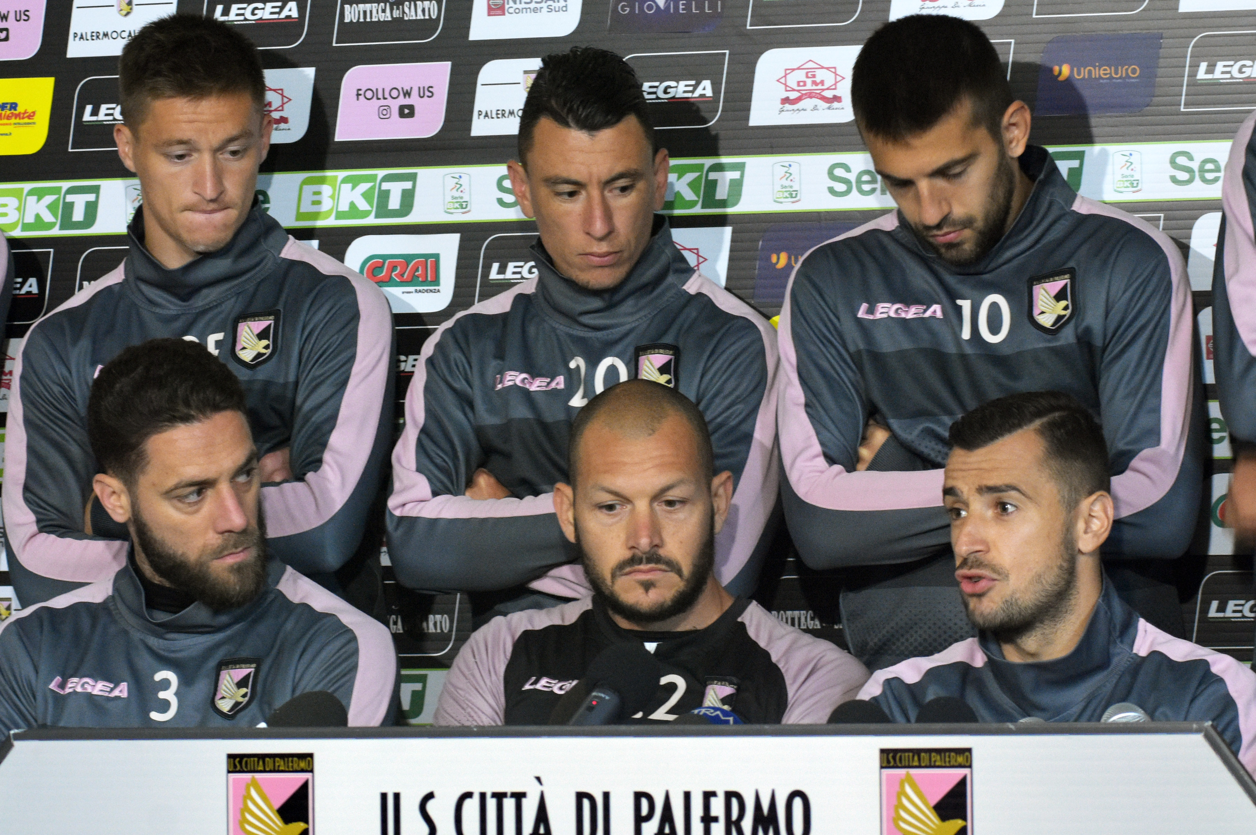 Conferenza stampa giocatori Palermo Il capitano del Palermo, Ilija Nestorovski, è stato uno dei principali protagonisti e portavoce della squadra rosanero nella conferenza stampa indetta per commentare la sentenza del TFN. LA CONFERENZA STAMPA / INTEGRALE Il macedone parte da un concetto: “Per la prima volta siamo tutti per parlare con voi perché sono giorni fondamentali per il futuro della squadra e della città. Siamo dispiaciuti e delusi. Abbiamo lavorato un anno, che è stato difficile. Siamo arrivati terzi ma ora ce l’hanno rubato”. E l’attaccante fa un confronto con la stagione precedente: “L’anno scorso i playoff sono stati spostati per il caso Bari.