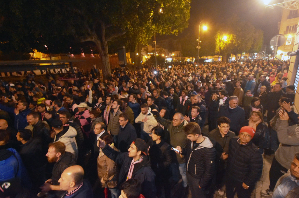 Calcio: tifosi manifestano in piazza Verdi