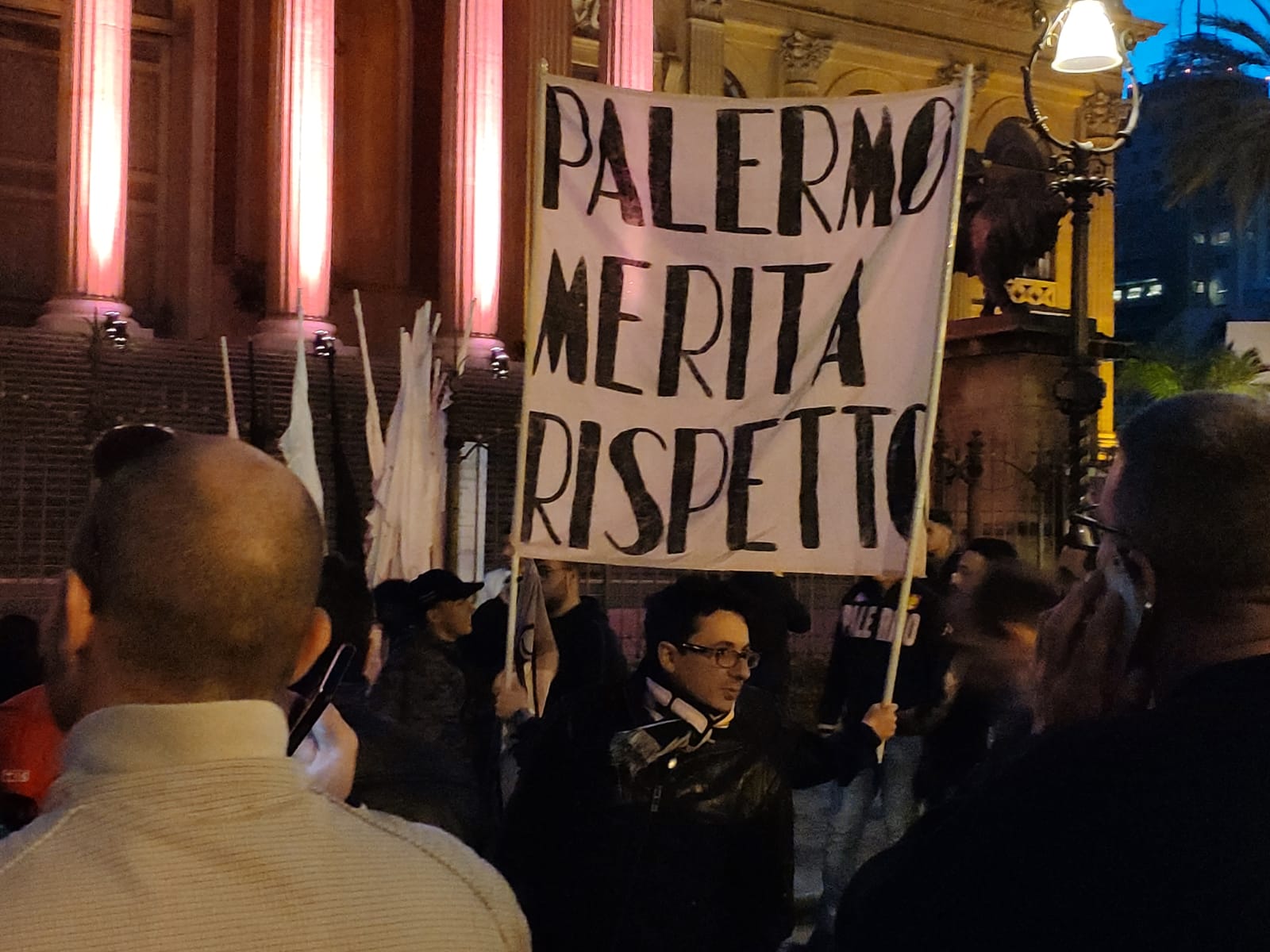 whatsapp-image-2019-05-15-at-20-42-14 I tifosi al fianco del Palermo. Il popolo rosanero si è riunito compatto per protesta davanti al Teatro Massimo e lungo via Maqueda contro la sentenza del Tribunale Federale e la decisione della Lega B di non aspettare il secondo grado di giudizio. Circa 2000 i tifosi presenti per un sit-in che si è trasformato presto in un corteo dove sono stati dedicati cori contro la Lega, Balata, Zamparini e la richiesta è stata una sola: rispetto e giustizia. Dopo l’iniziale incontro davanti al Teatro Massimo, il nutrito gruppo di tifosi si è mosso verso piazza Pretoria dove si è
