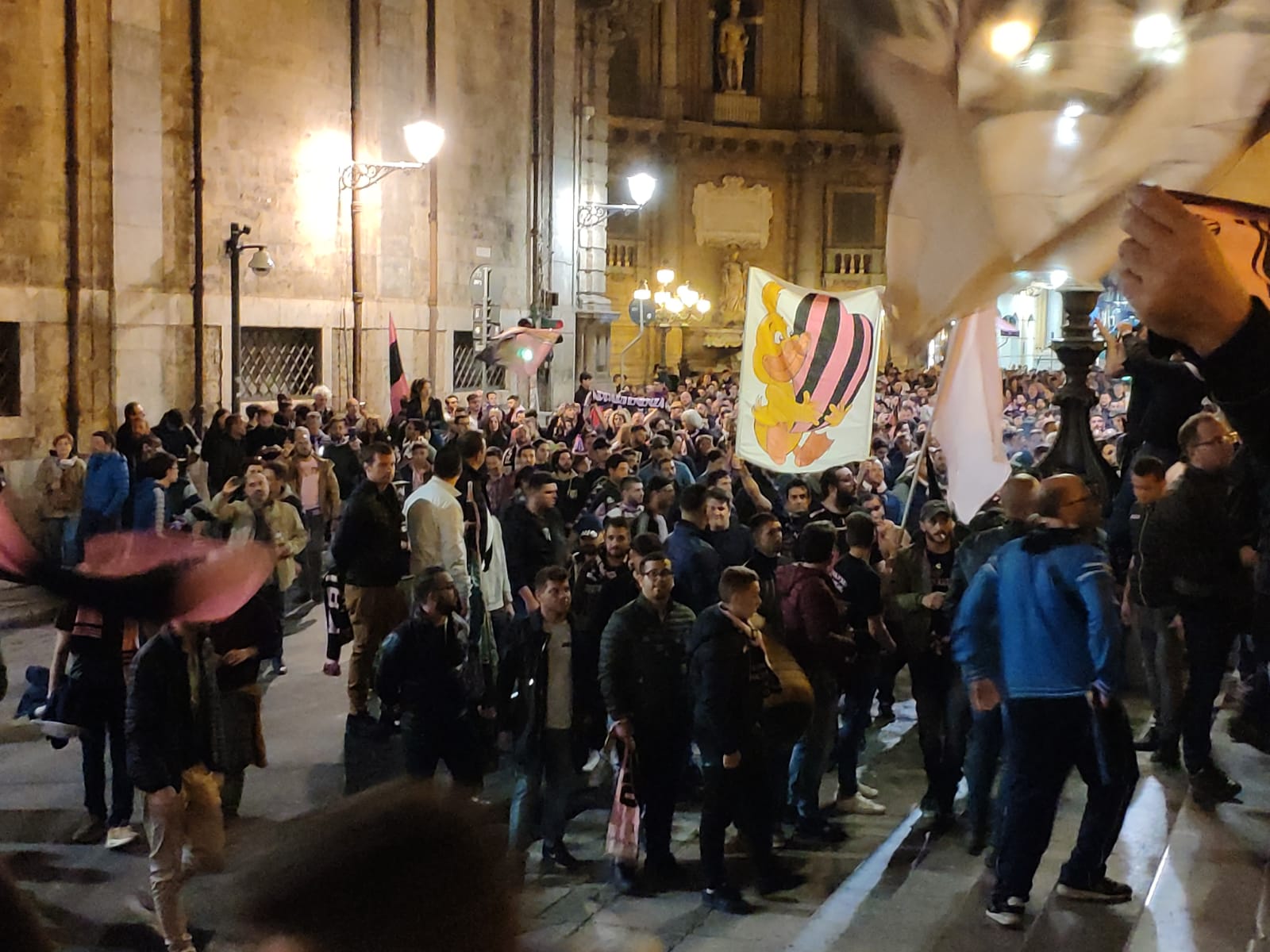 whatsapp-image-2019-05-15-at-22-53-16 Da tifoso che ha vissuto il Settembre nero del 1986 e che rivive, dopo anni di ebbrezza, il dramma sportivo di una retrocessione a colpi di carta bollata, mi sono imposto in questi giorni un attonito silenzio denso di dispiacere, di disinganno, di rancore. Quanto ribrezzo per una sentenza ingiusta che punisce due squadre e i loro tifosi mentre, ora come allora, avvoltoi famelici volteggiano sul cadavere del Palermo. Ma sarebbe scontato ripetere le obiezioni di cui sono pieni giornali e siti locali sul contrasto tra i giudizi della magistratura ordinaria e di quella sportiva, sul palese fallimento della Covisoc,
