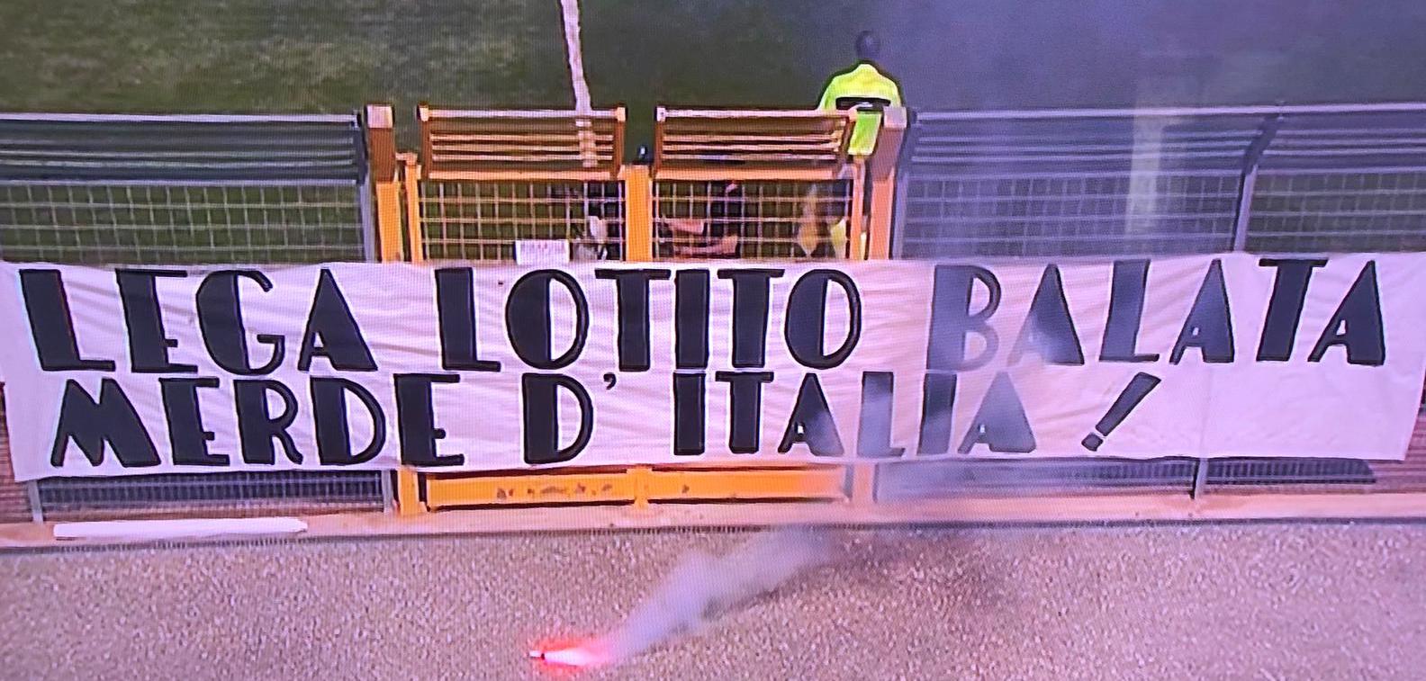 whatsapp-image-2019-05-18-at-15-44-27 La protesta dei tifosi rosa non si ferma. Un nutrito gruppo di ultras della Curva Nord 12 si è recato al “Pasqualino Stadium” di Carini in occasione della partita della Primaveva del Palermo per fare sentire la propria voce contro le ultime decisioni della Lega. La gara, infatti, è in diretta tv su Sportitalia. Tanti i cori intonati dai tifosi, già sentiti al corteo organizzato pochi giorni fa. Zamparini, Balata e la Lega sono stati i più bersagliati. All’inizio del secondo tempo, i tifosi si sono spostati e hanno lanciato anche fumogeni in campo. La partita è stata sospesa per